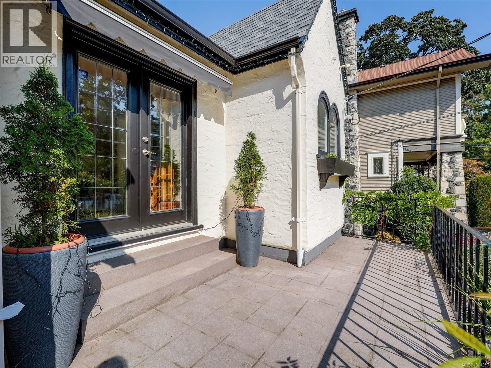 1016 CRAIGDARROCH Rd, Victoria
