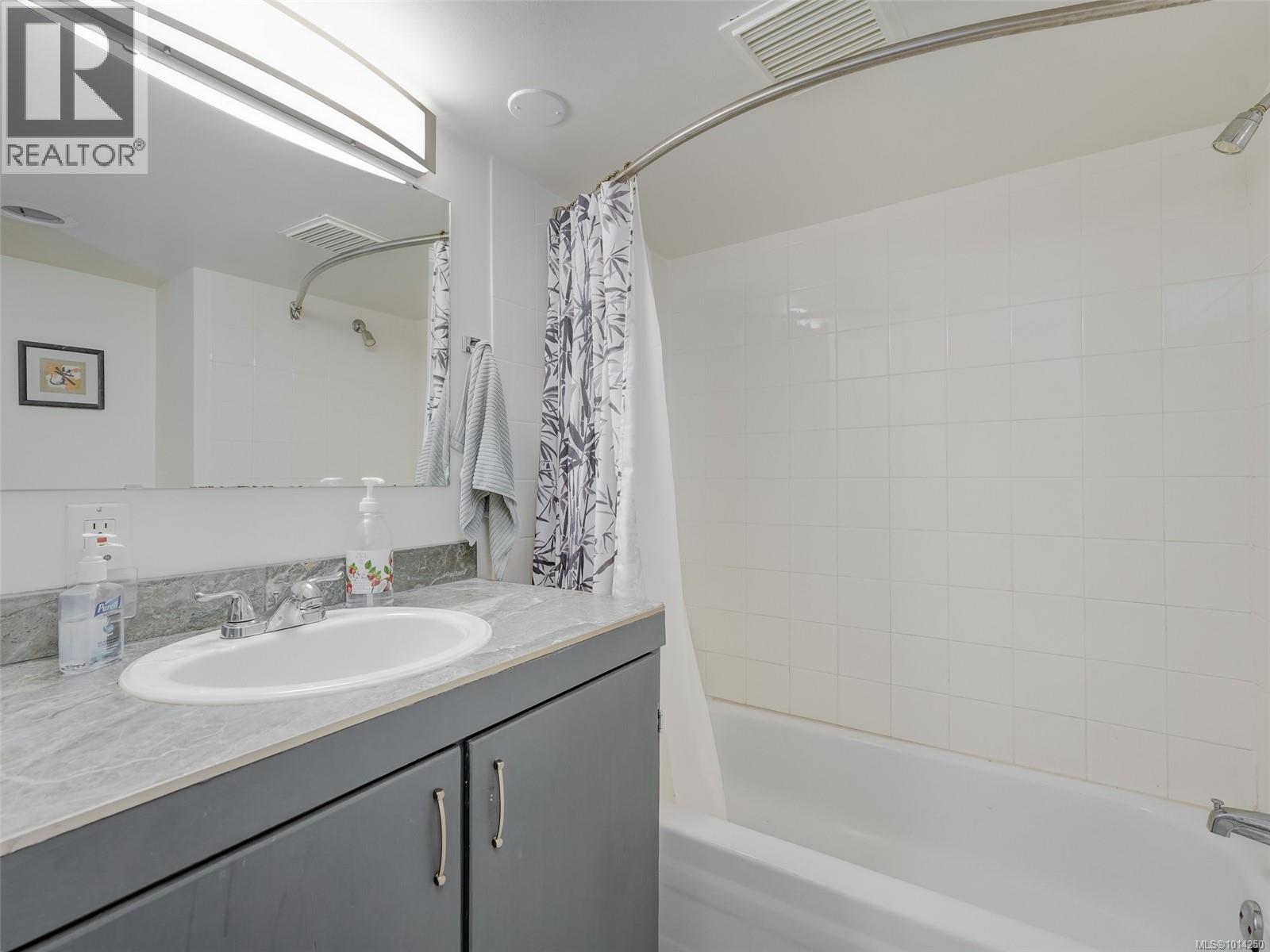 1016 CRAIGDARROCH Rd, Victoria