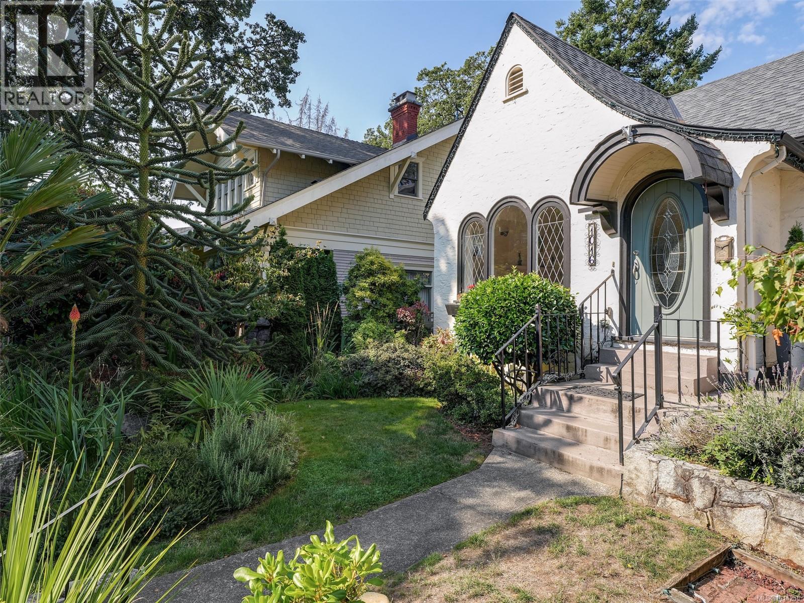 1016 CRAIGDARROCH Rd, Victoria