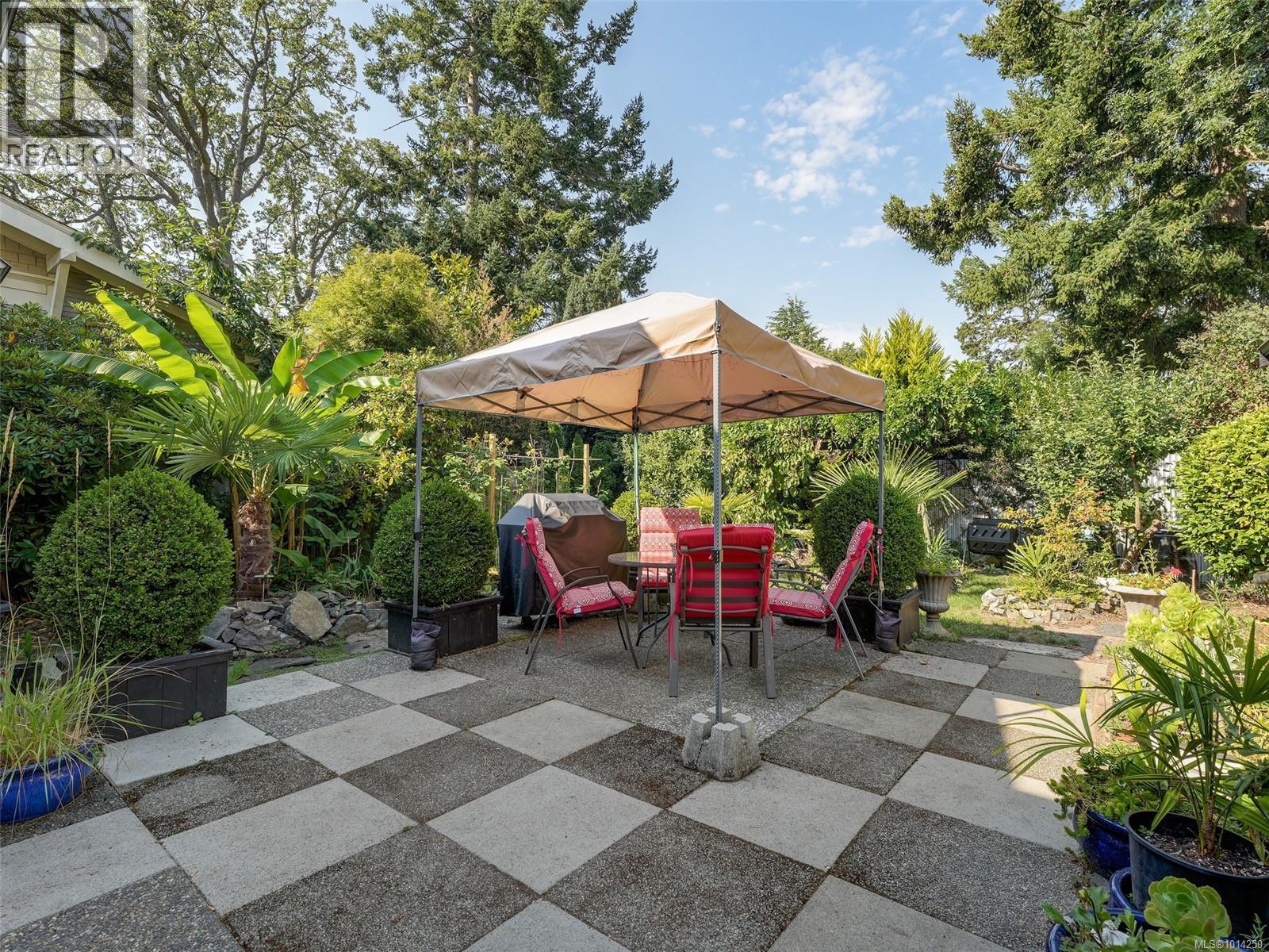 1016 CRAIGDARROCH Rd, Victoria