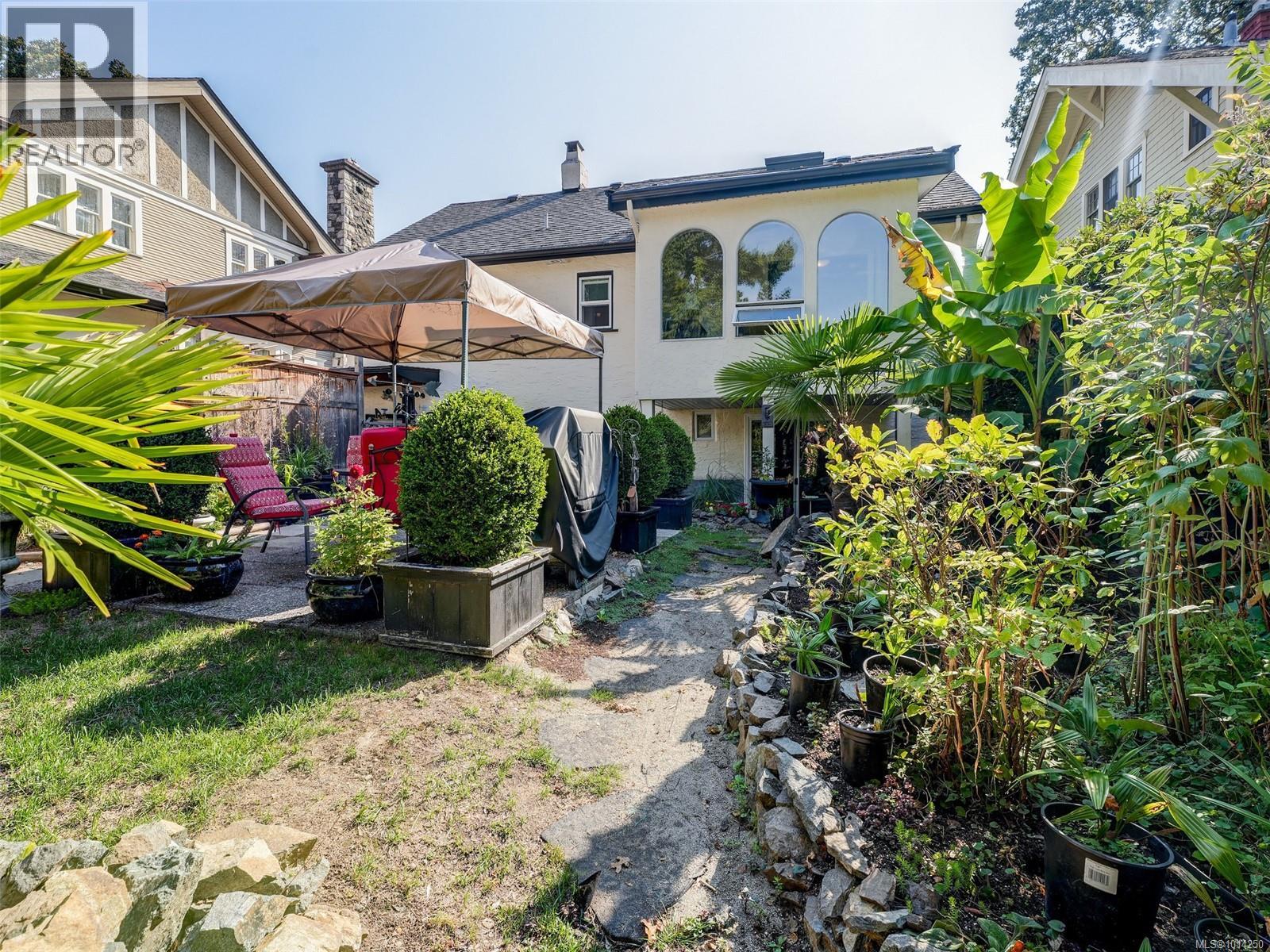 1016 CRAIGDARROCH Rd, Victoria