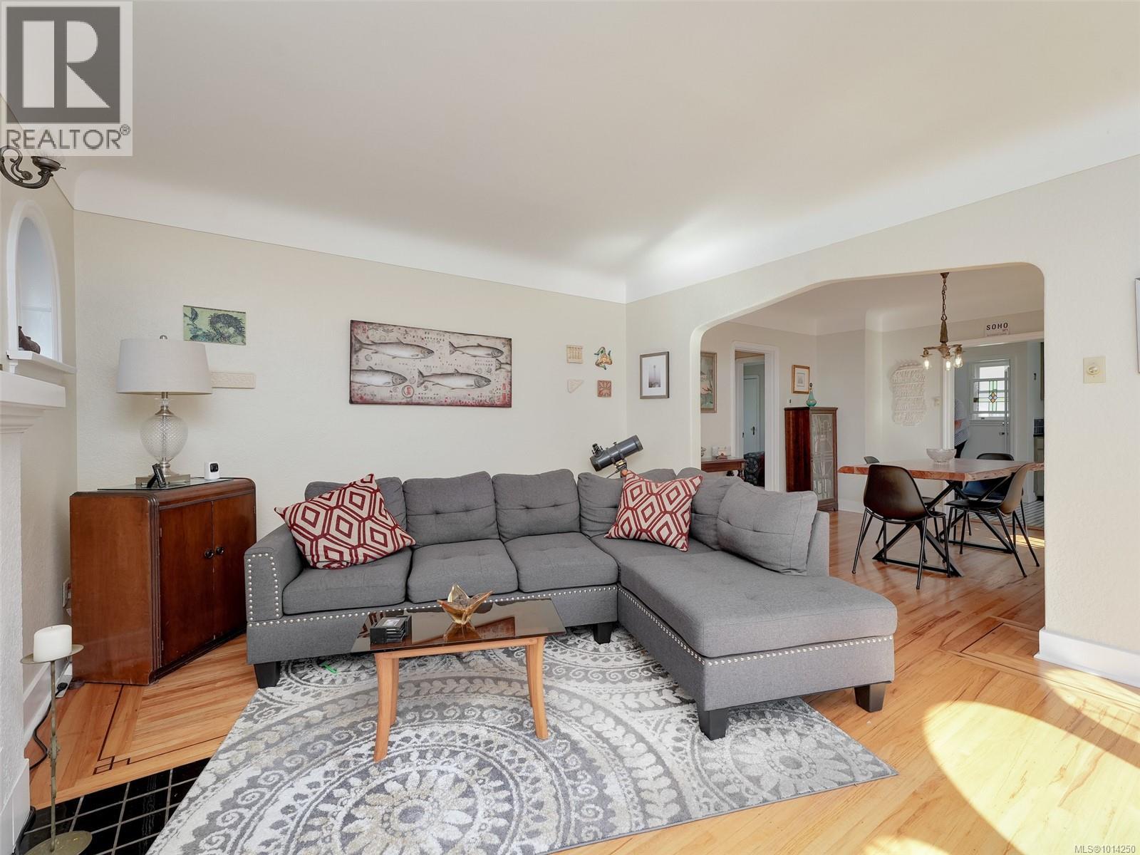1016 CRAIGDARROCH Rd, Victoria