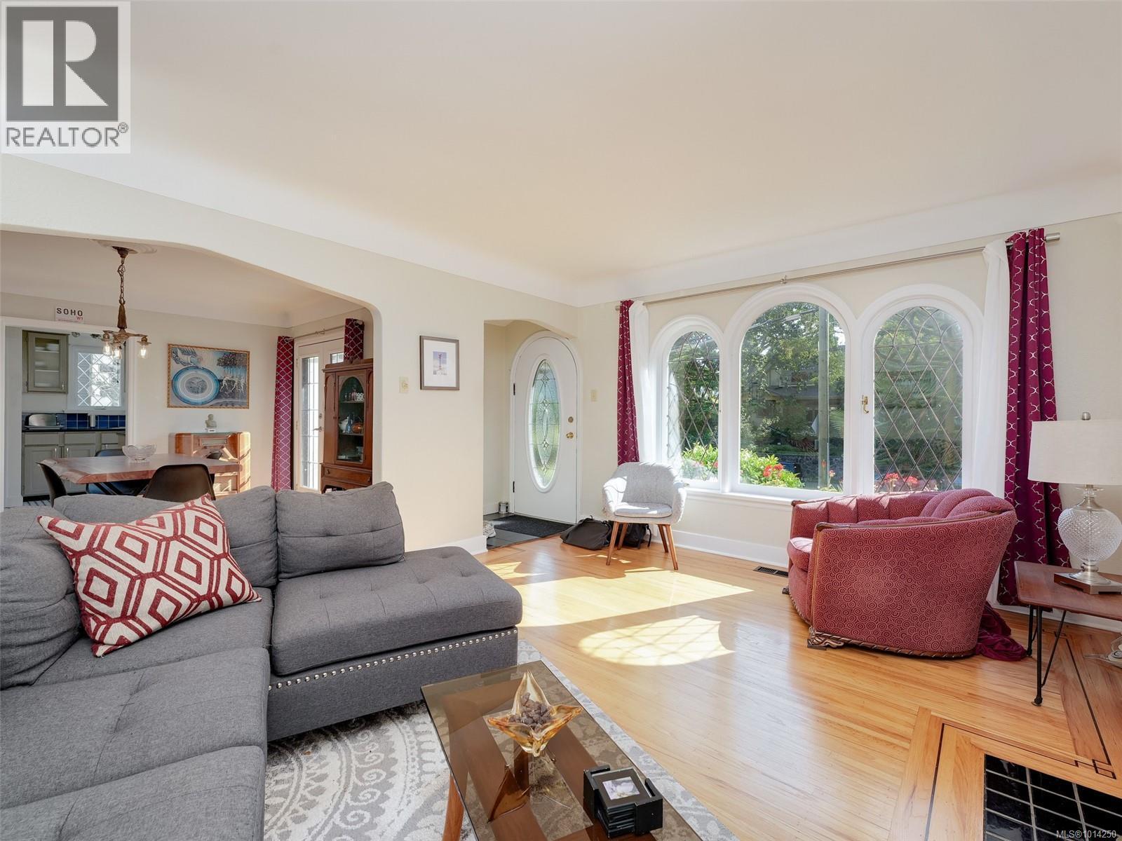 1016 CRAIGDARROCH Rd, Victoria