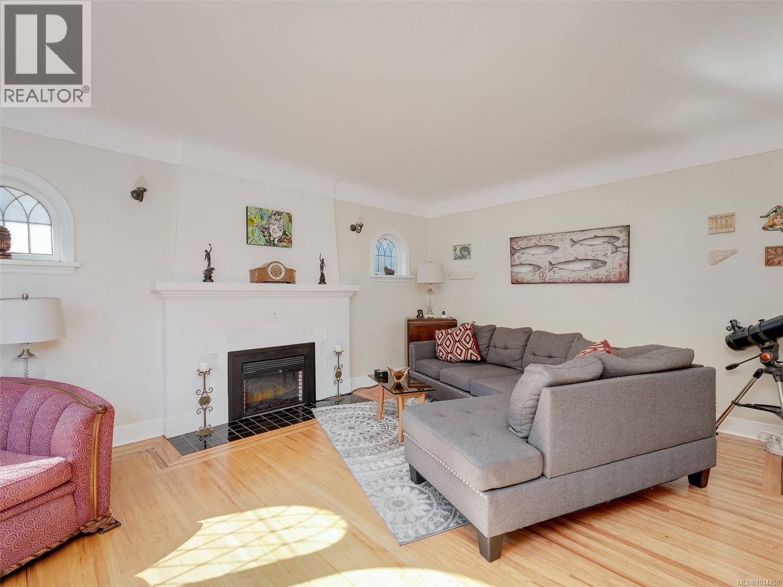1016 CRAIGDARROCH Rd, Victoria