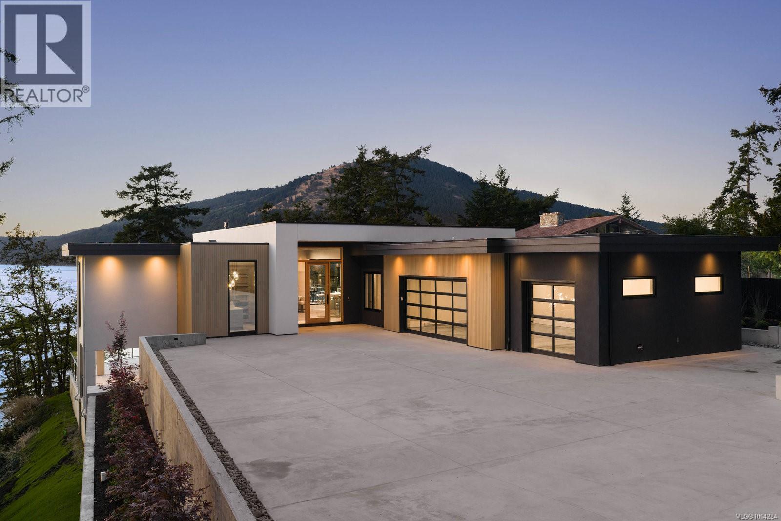  418 Lands End Road, North Saanich