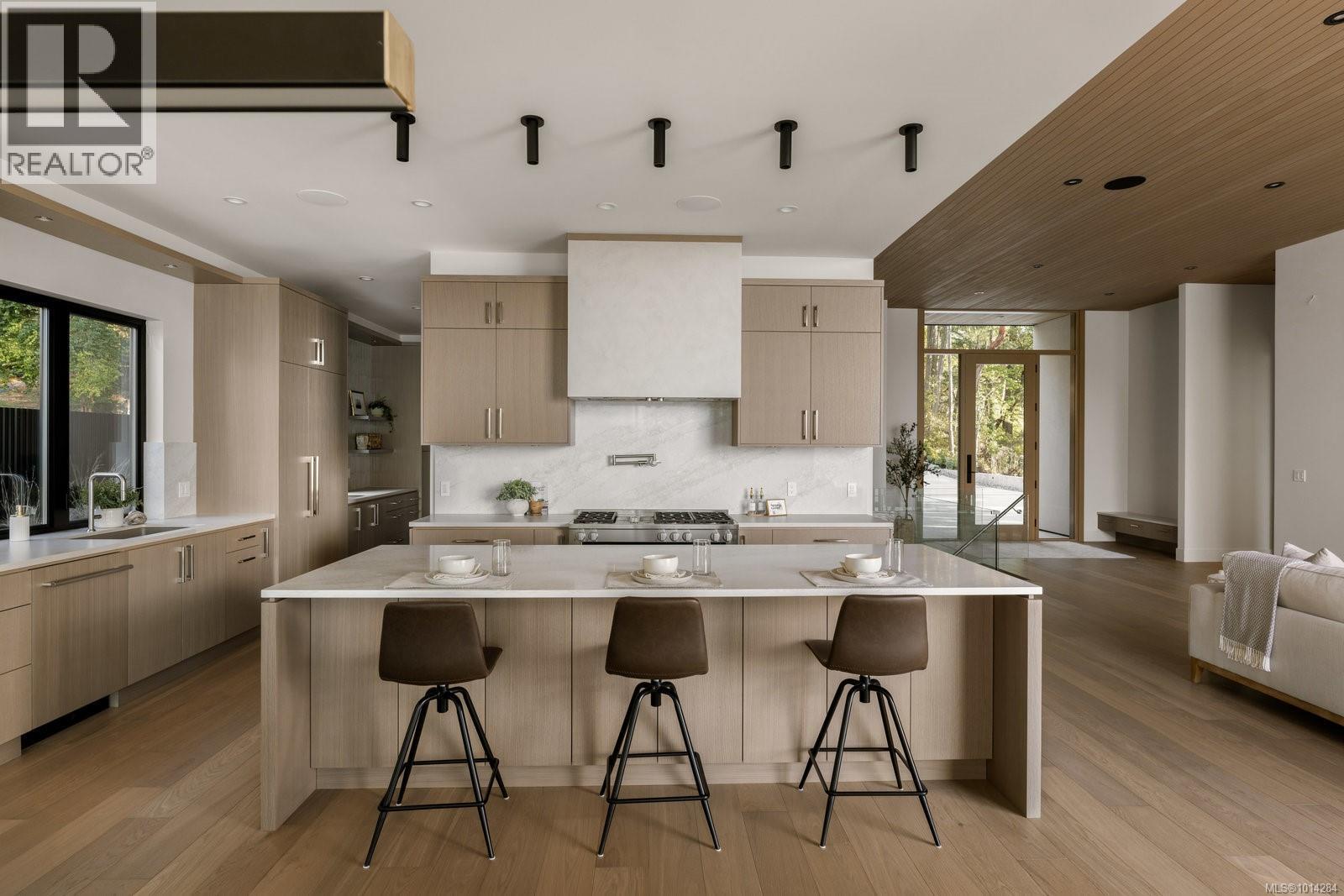  418 Lands End Road, North Saanich