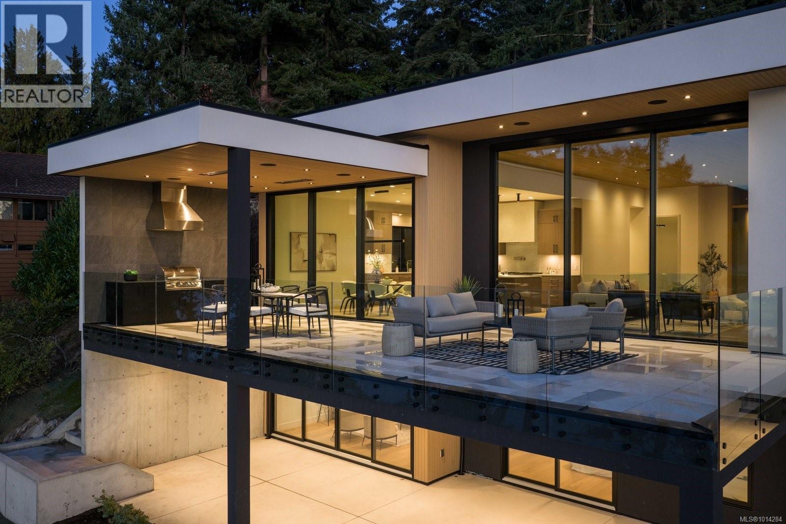  418 Lands End Road, North Saanich