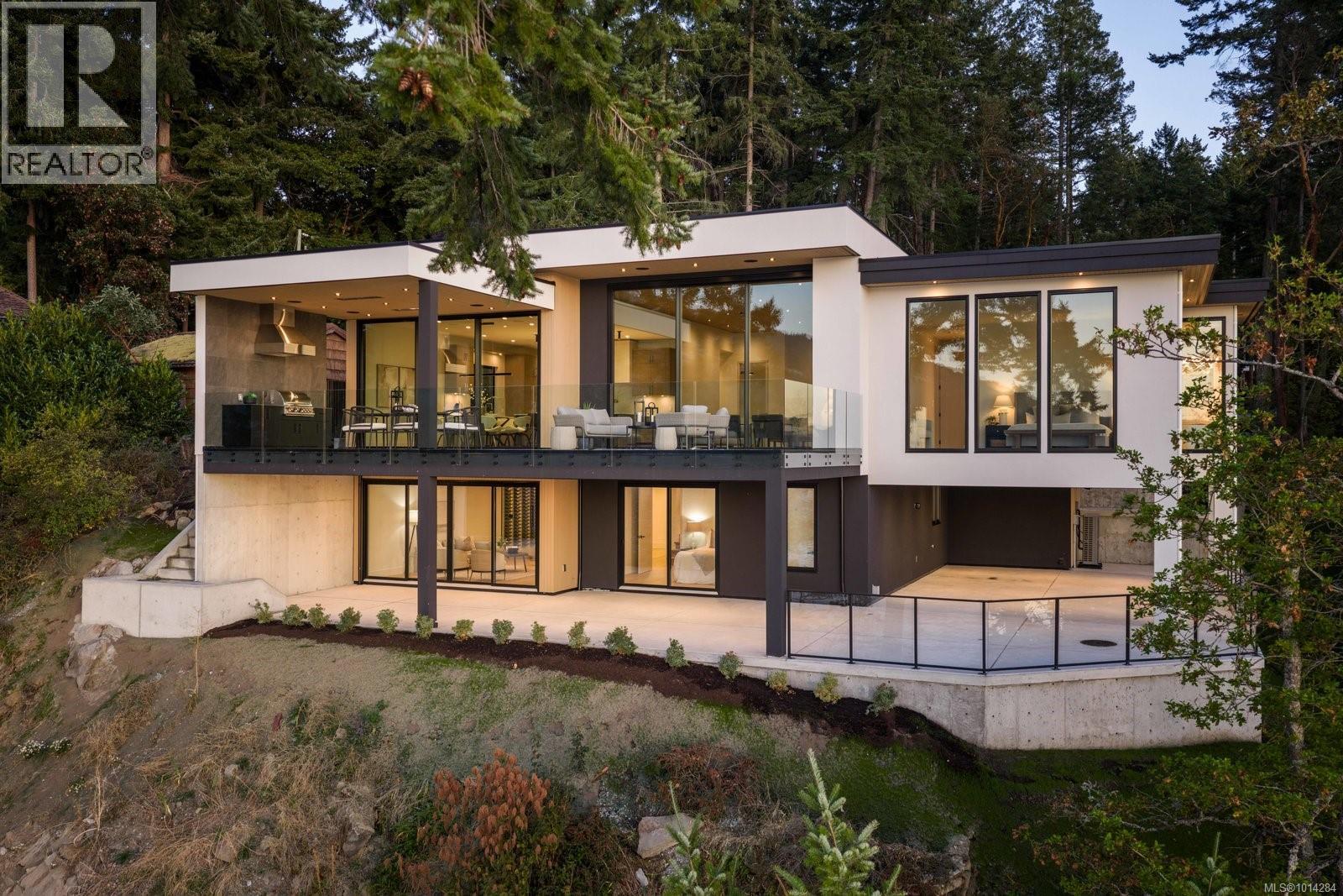  418 Lands End Road, North Saanich