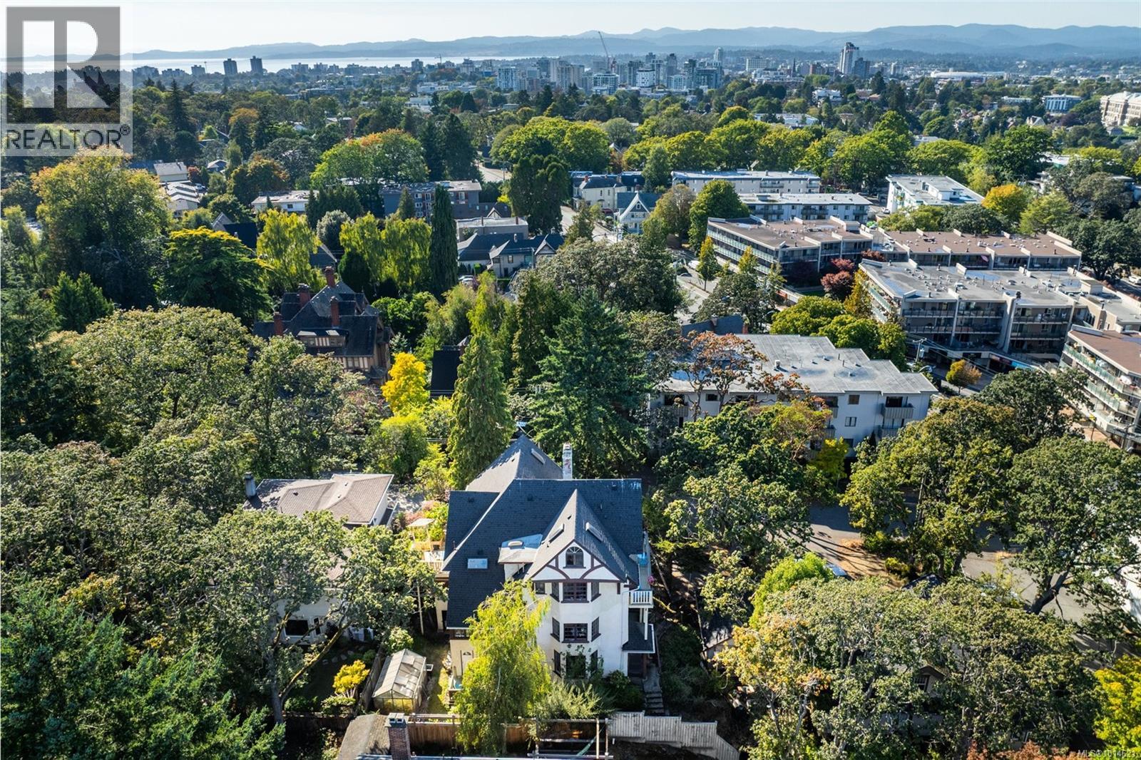 1043/1045 Belmont Ave, Victoria