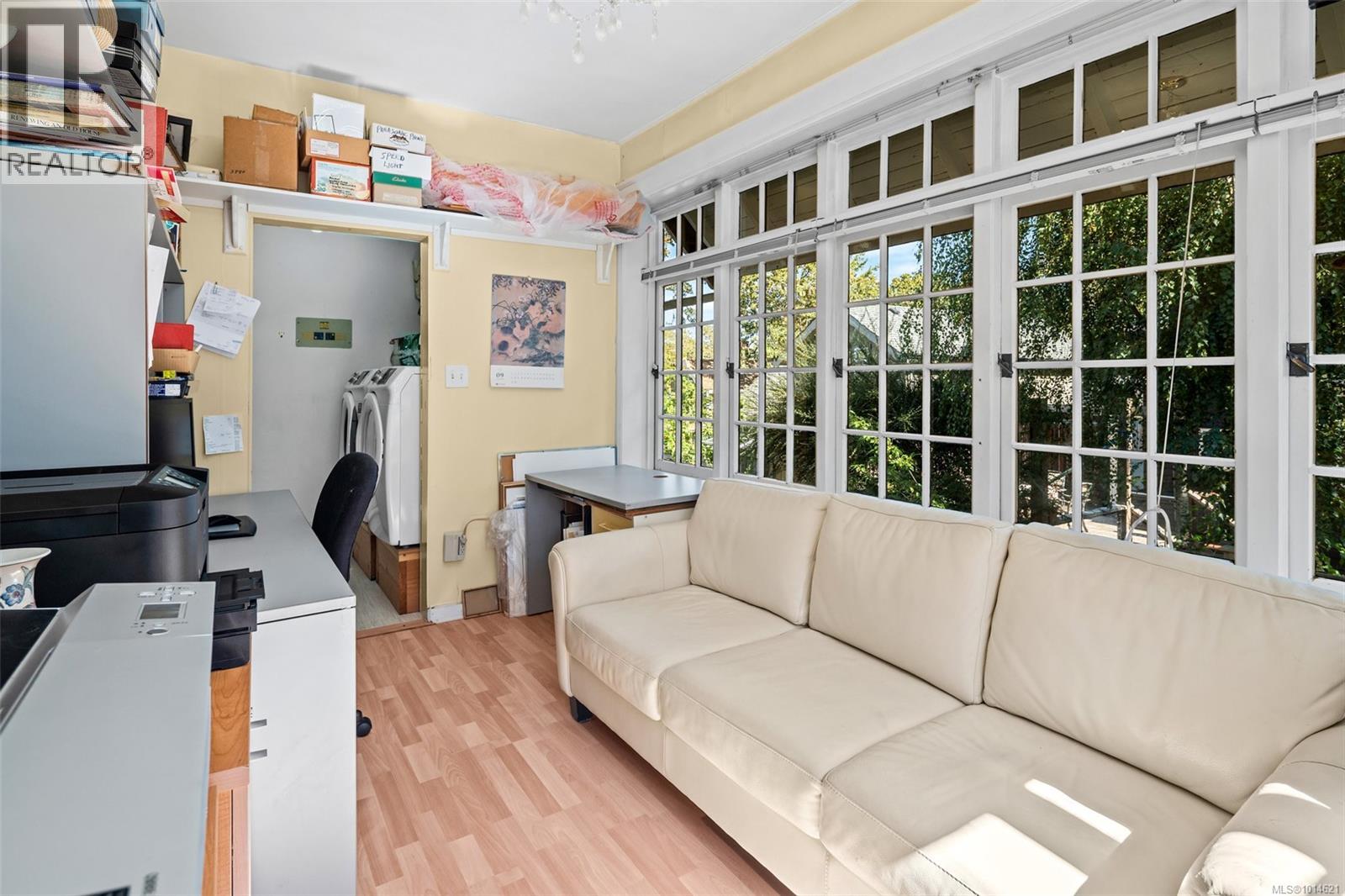 1043/1045 Belmont Ave, Victoria