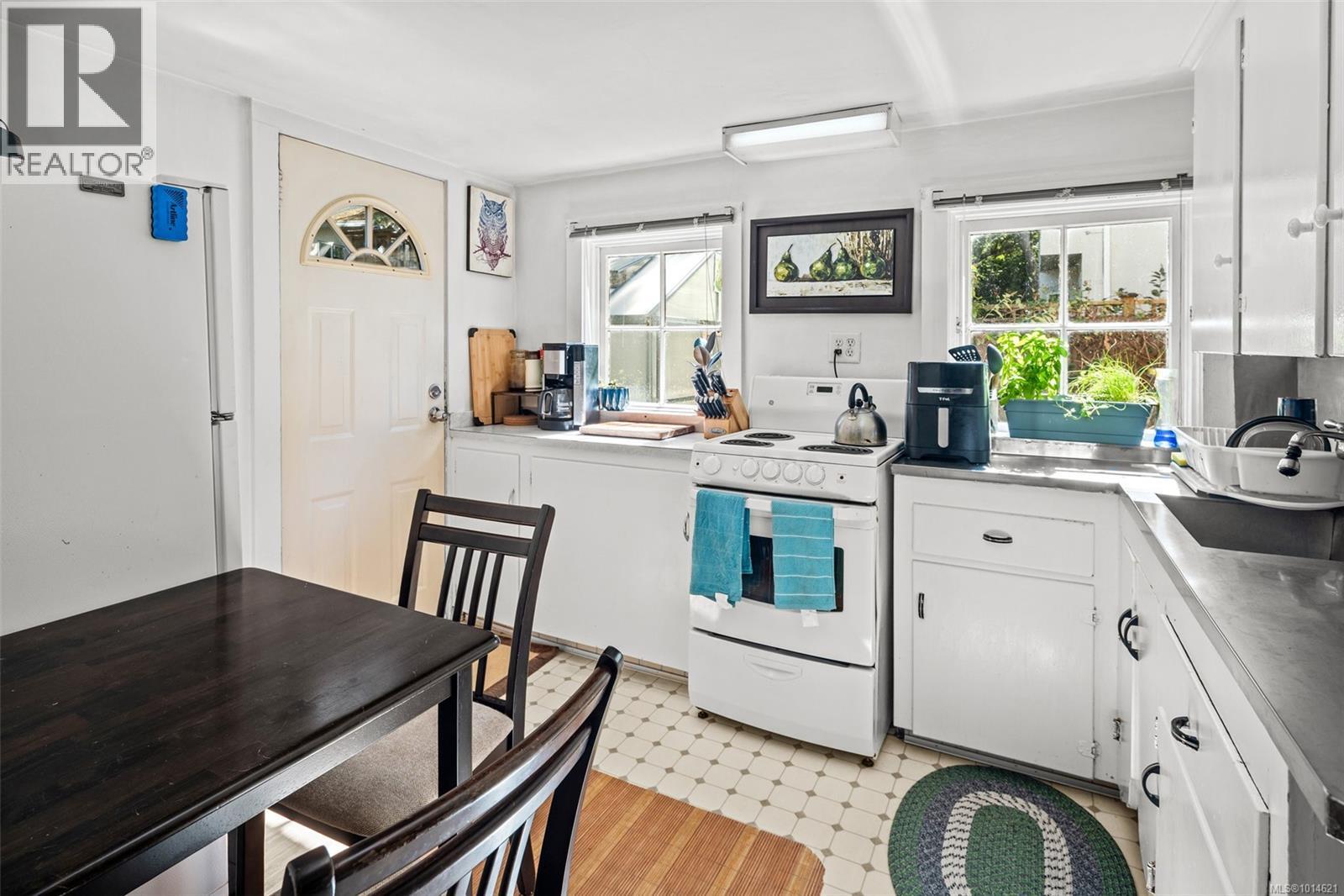 1043/1045 Belmont Ave, Victoria