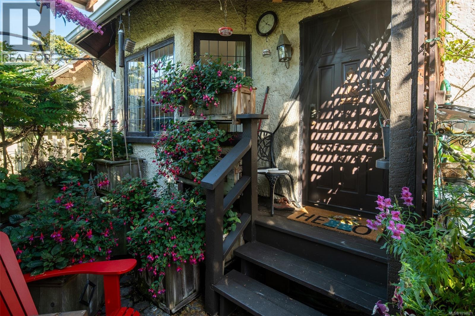 1043/1045 Belmont Ave, Victoria