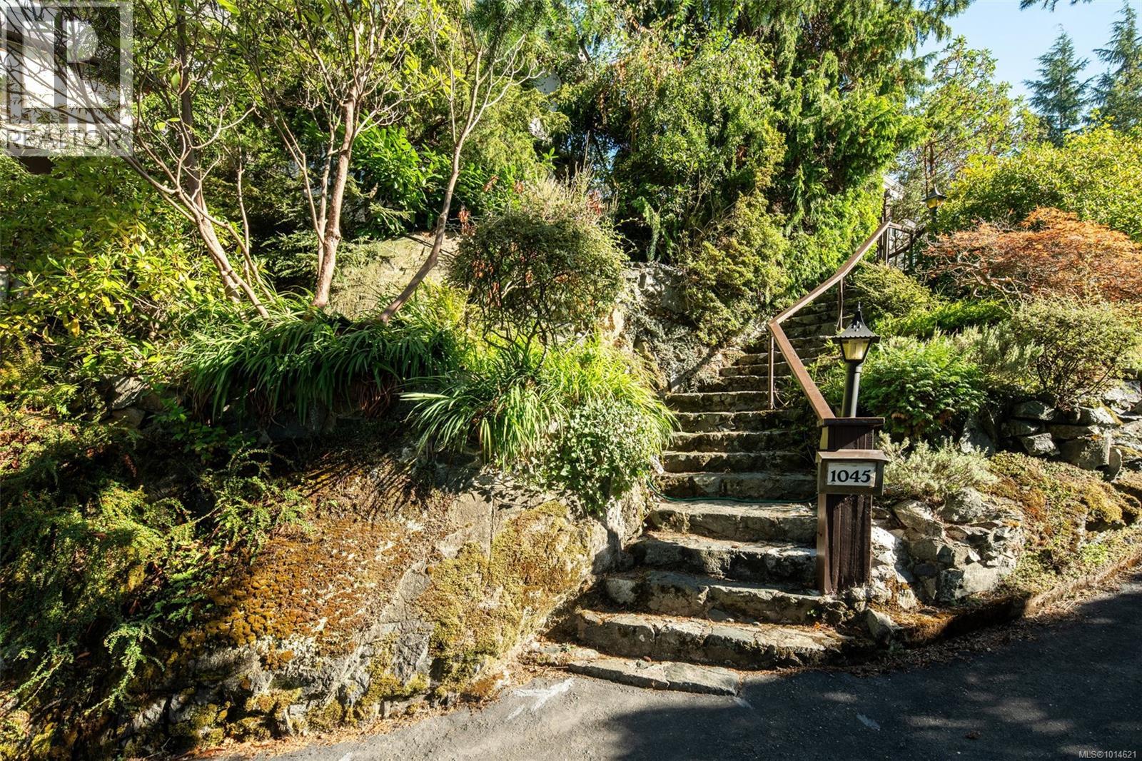 1043/1045 Belmont Ave, Victoria