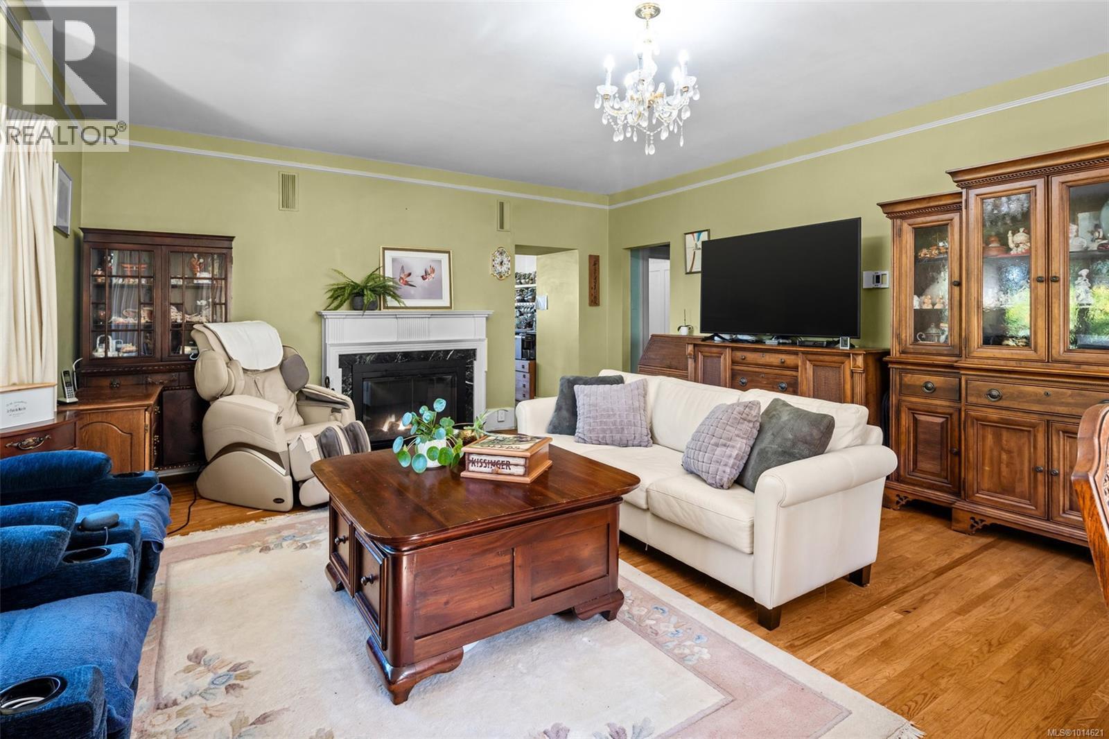 1043/1045 Belmont Ave, Victoria