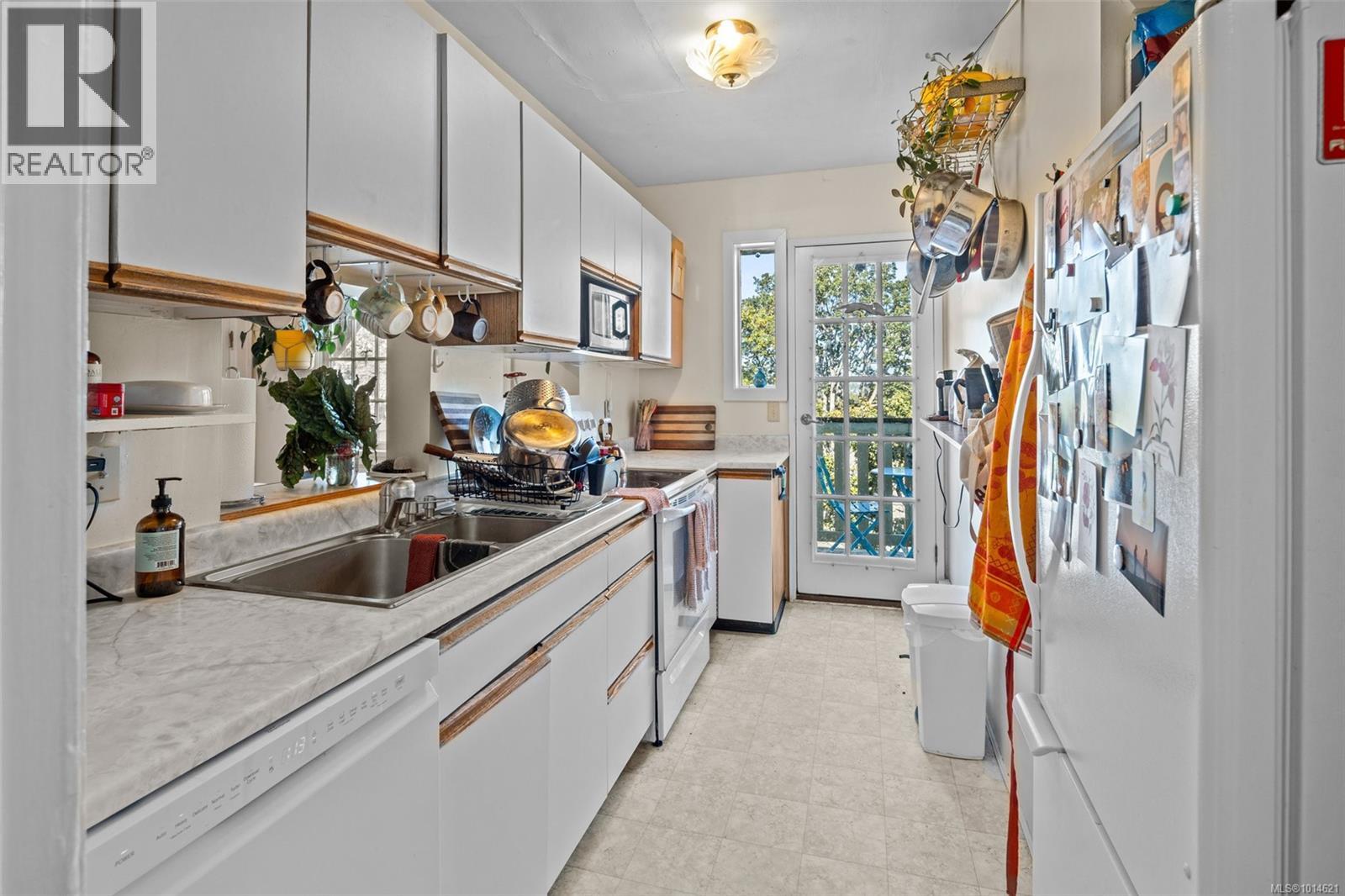 1043/1045 Belmont Ave, Victoria