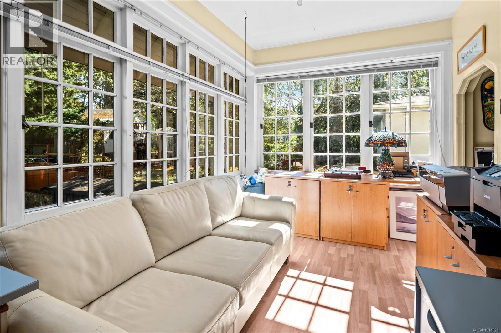 1043/1045 Belmont Ave, Victoria