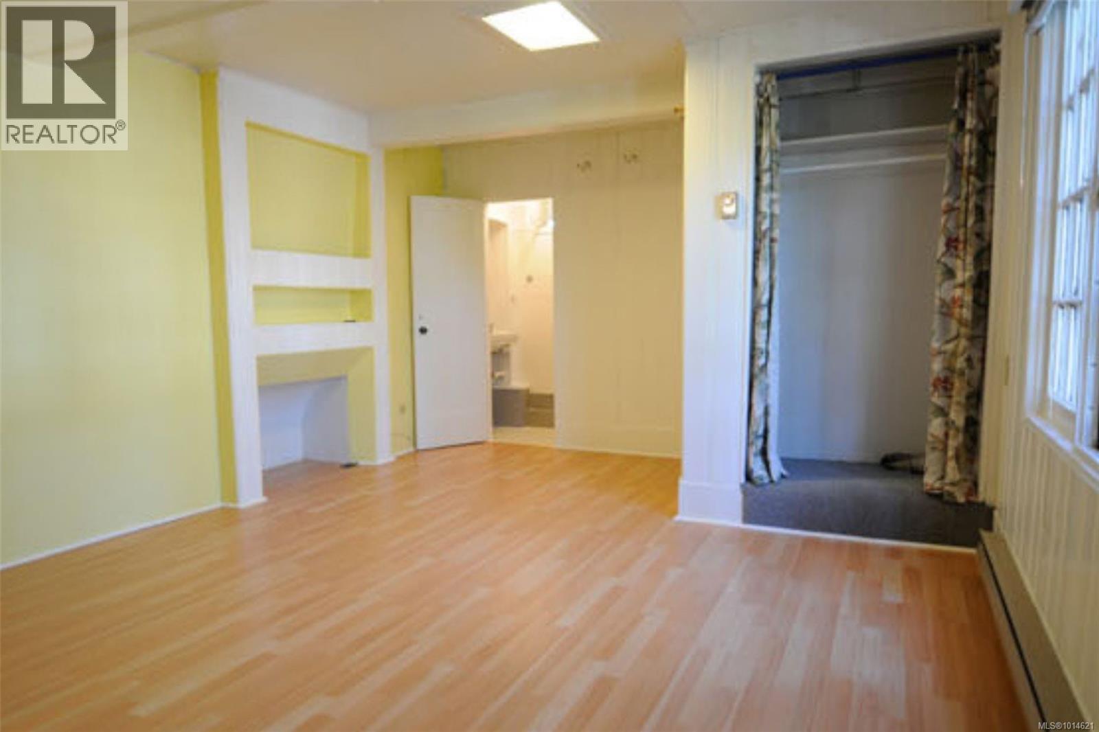 1043/1045 Belmont Ave, Victoria