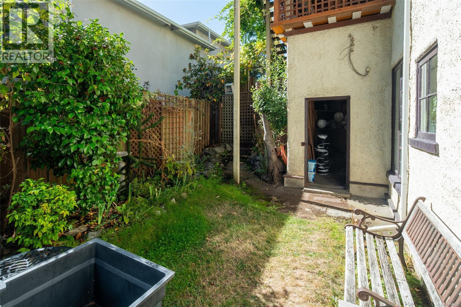 1043/1045 Belmont Ave, Victoria