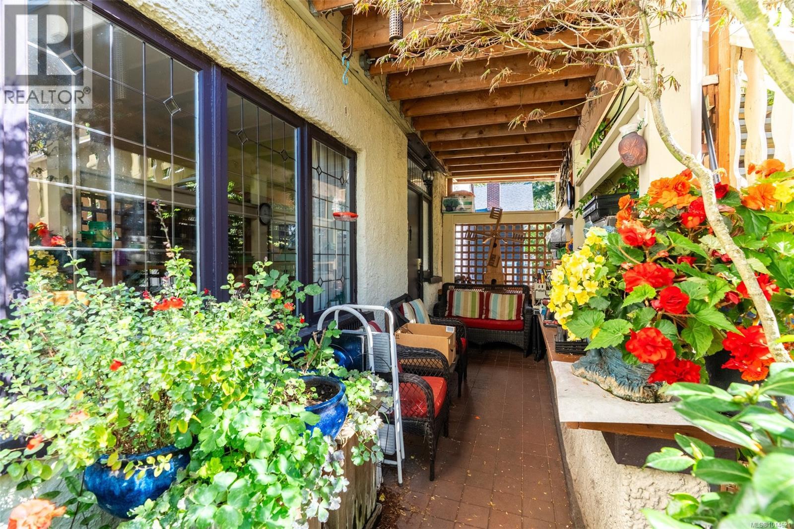 1043/1045 Belmont Ave, Victoria
