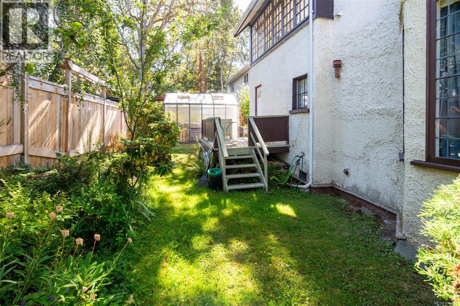 1043/1045 Belmont Ave, Victoria