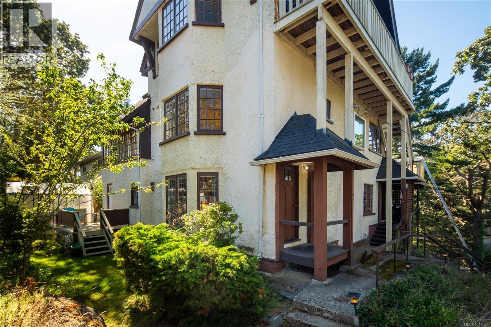 1043/1045 Belmont Ave, Victoria