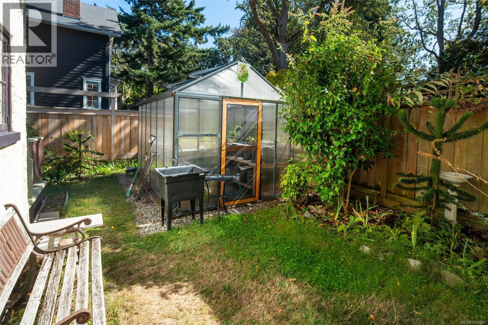 1043/1045 Belmont Ave, Victoria