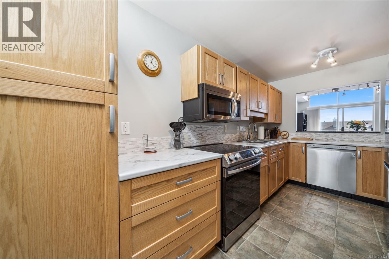305 10461 Resthaven Dr, Sidney