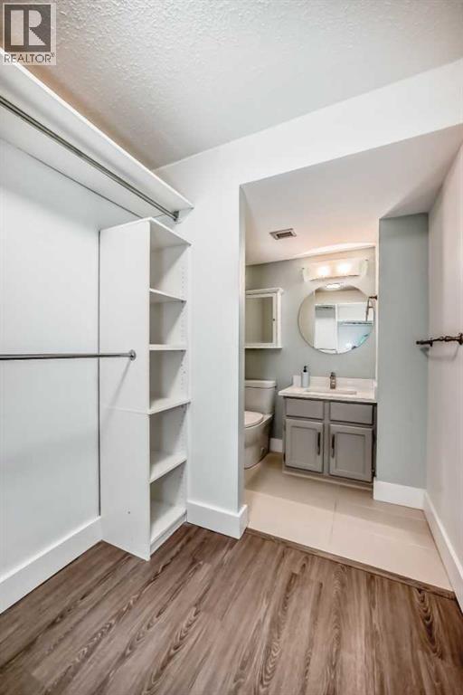 Single Family House for Sale in   POINT Drive NW Point McKay Calgary 