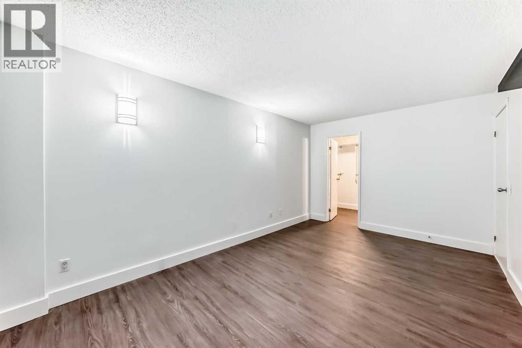 Single Family House for Sale in   POINT Drive NW Point McKay Calgary 