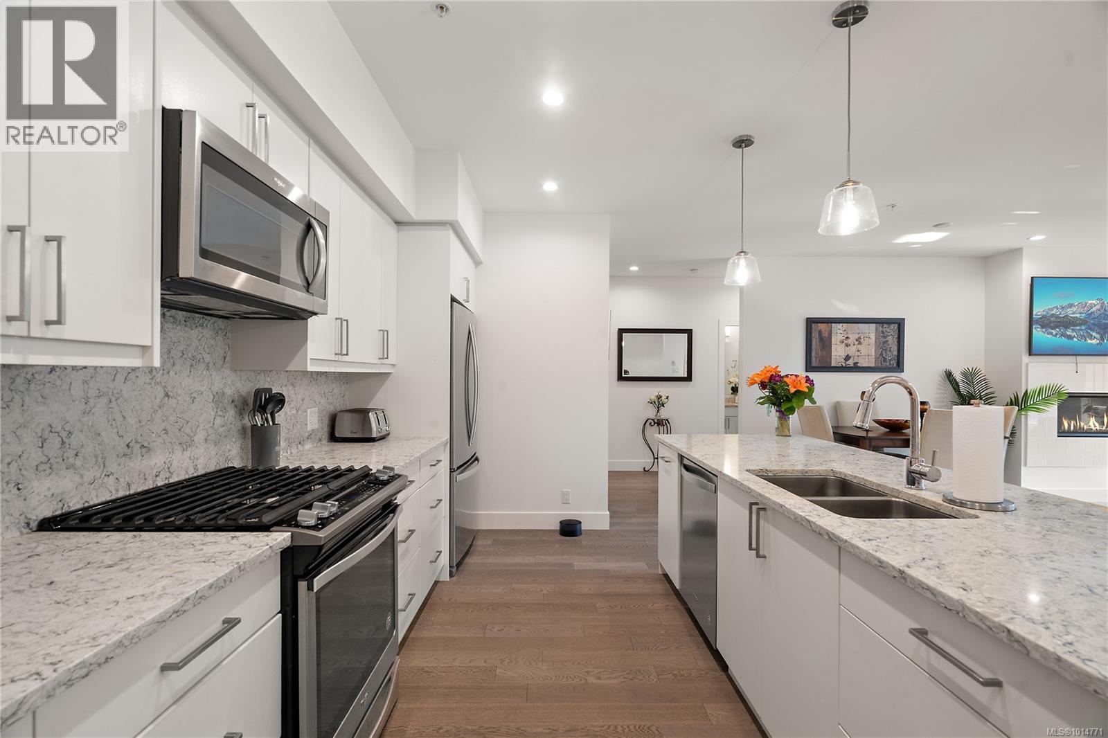 202 10670 McDonald Park Rd, North Saanich