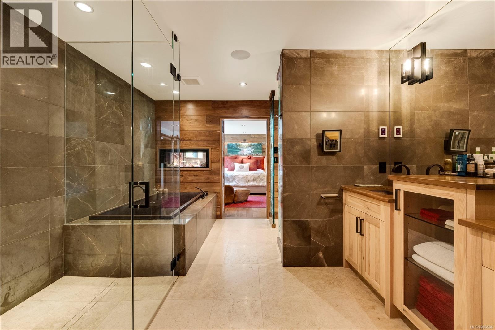 626 Monterey Ave, Oak Bay