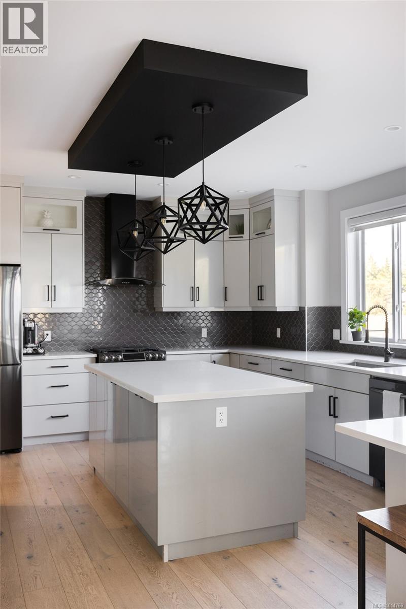  1414 Grand Forest Close, Langford