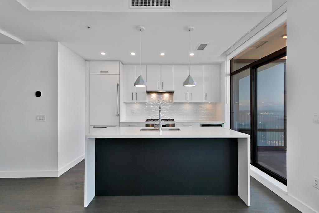 1902 1588 JOHNSTON ROAD, White Rock