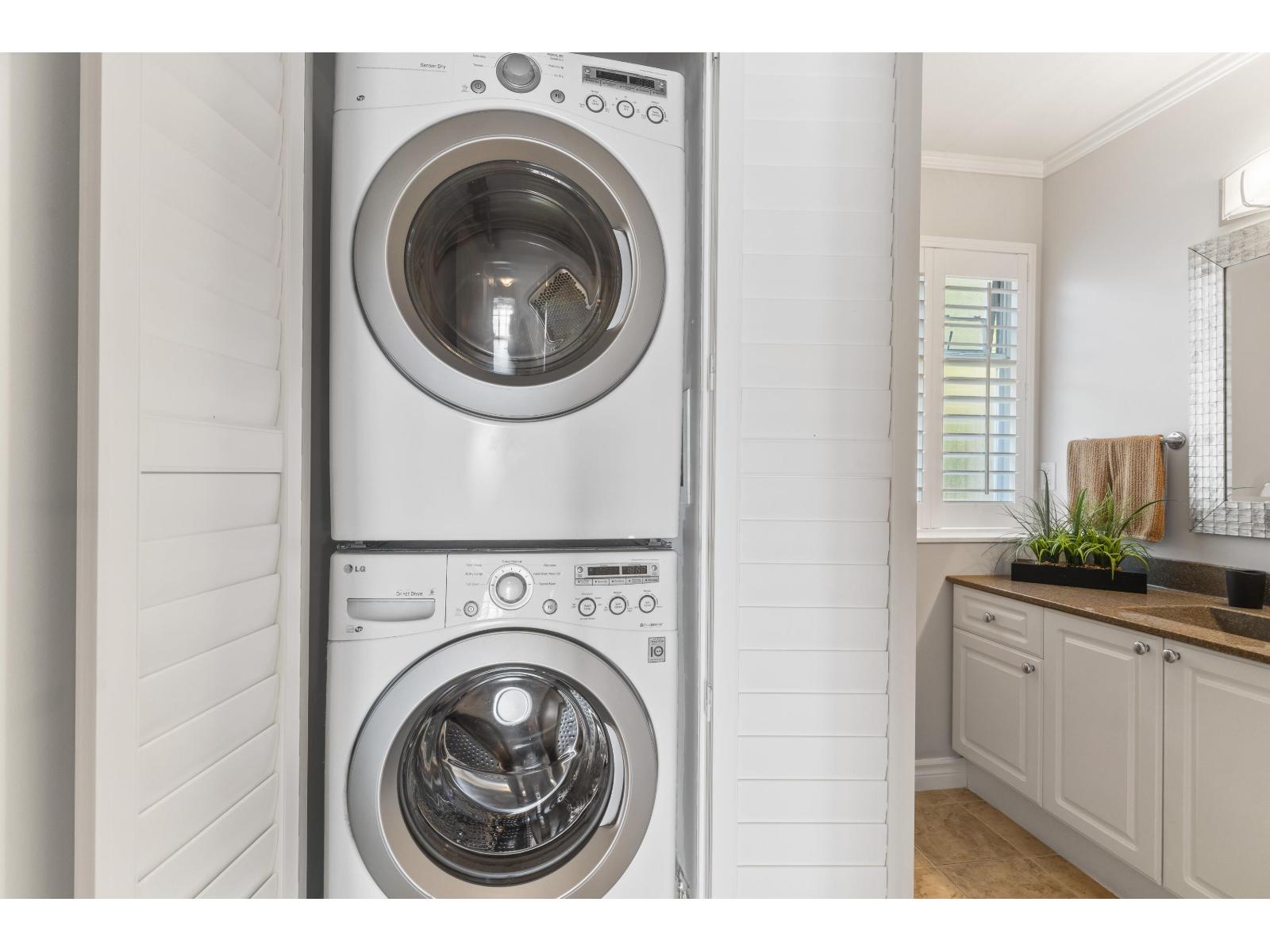 1157 VIDAL STREET, White Rock