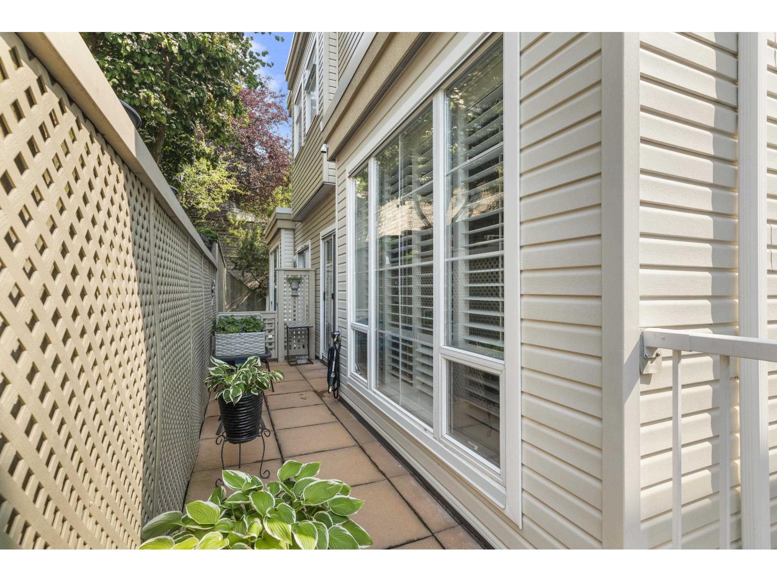 1157 VIDAL STREET, White Rock