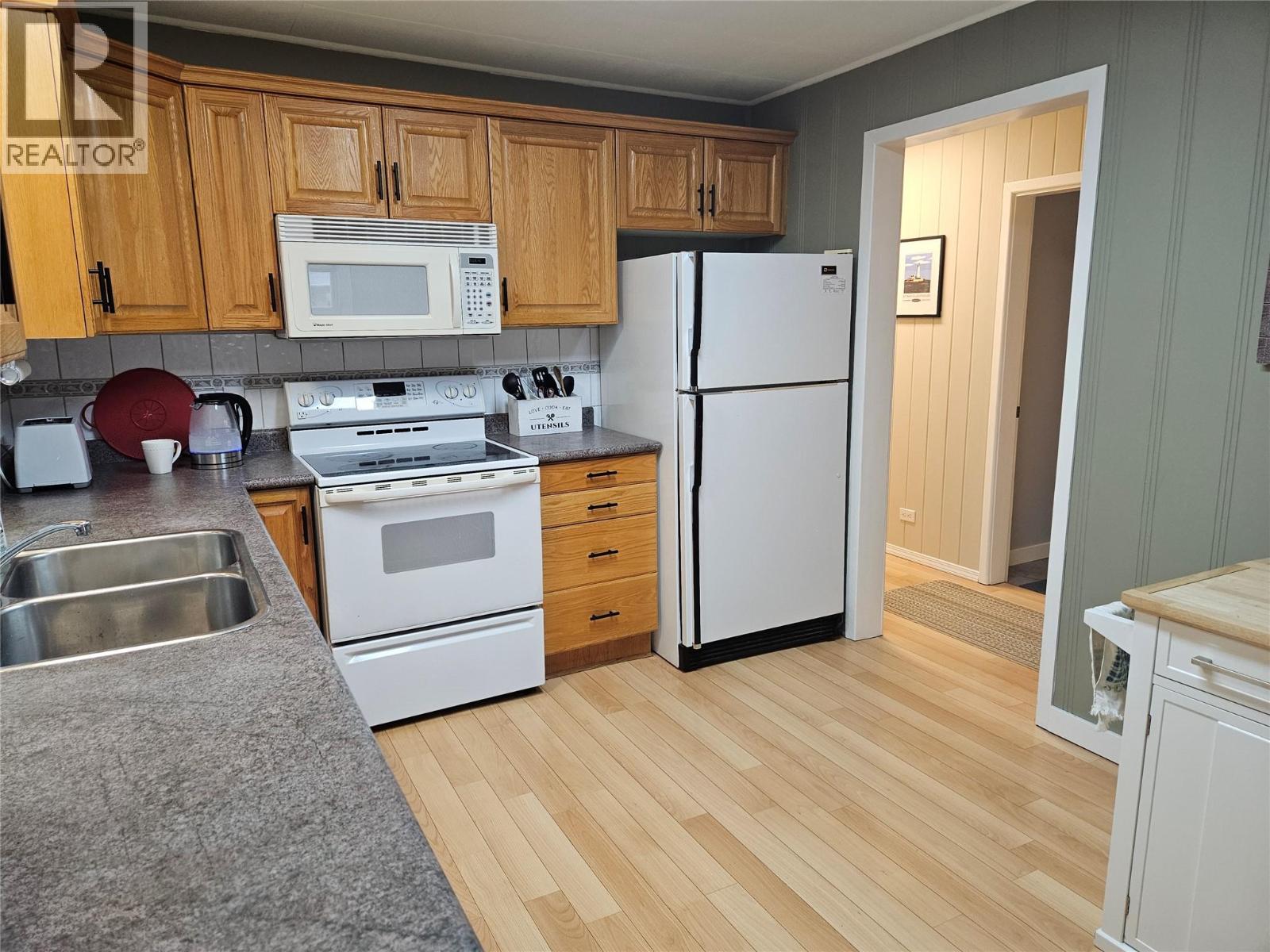 301 5TH Street NW, Nakusp