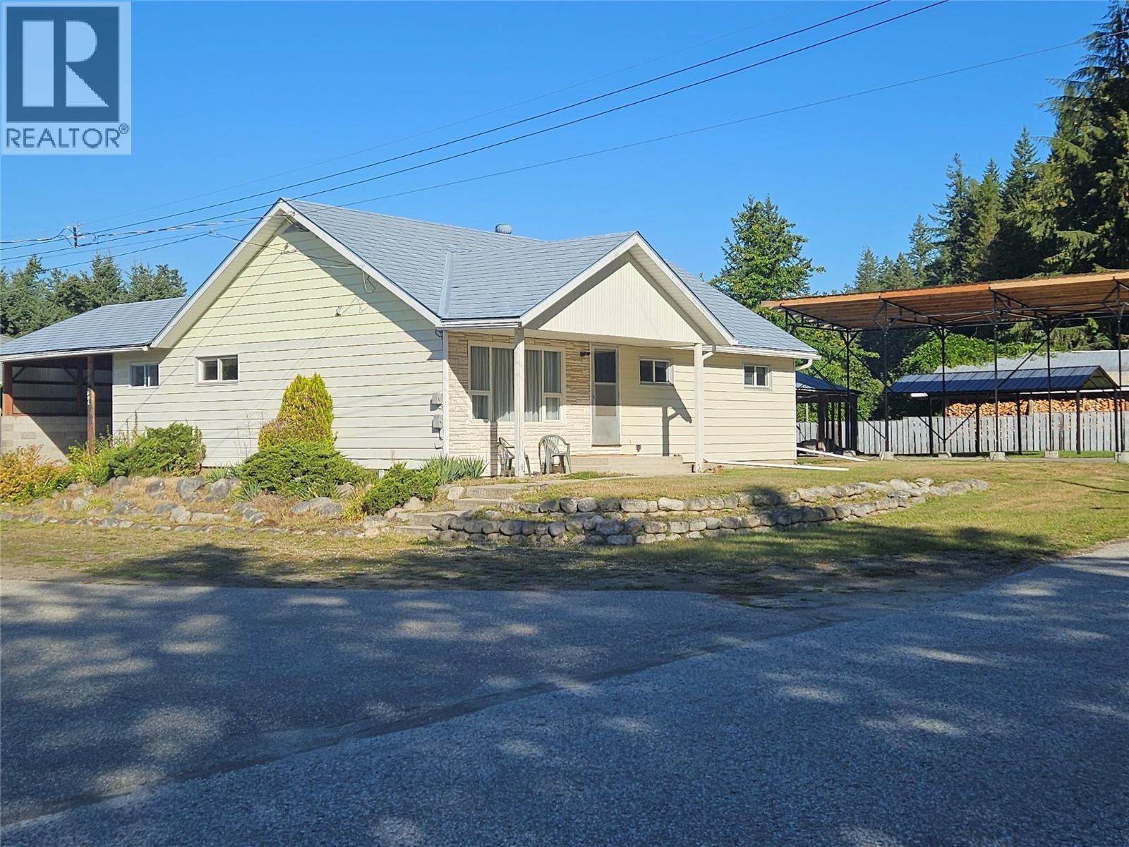 301 5TH Street NW, Nakusp