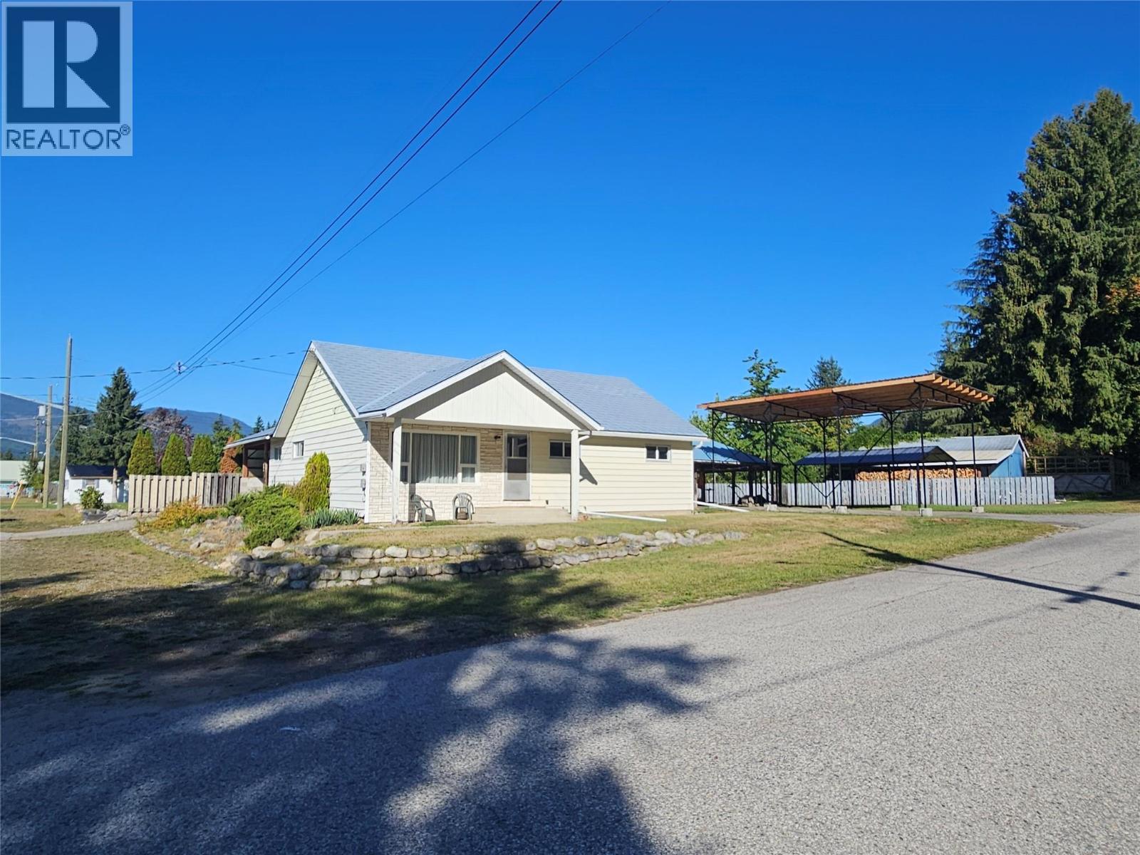 301 5TH Street NW, Nakusp