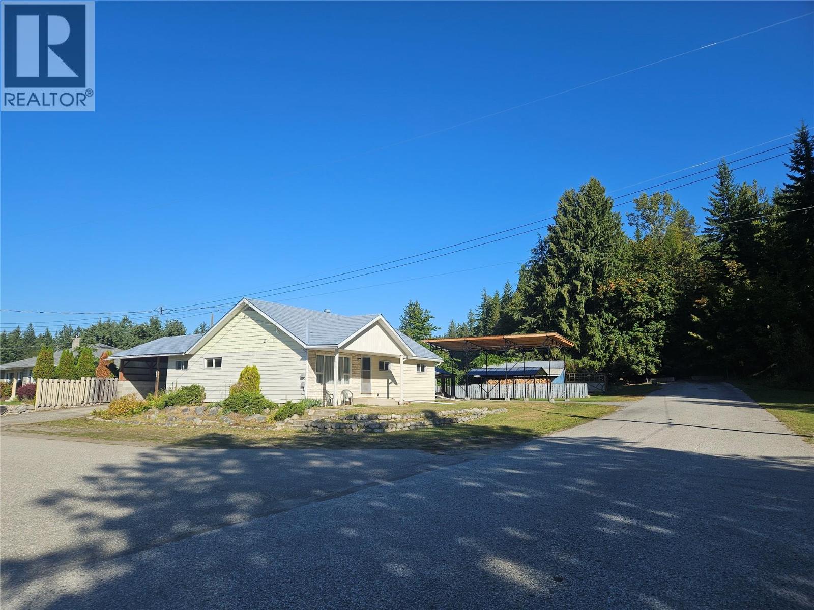 301 5TH Street NW, Nakusp