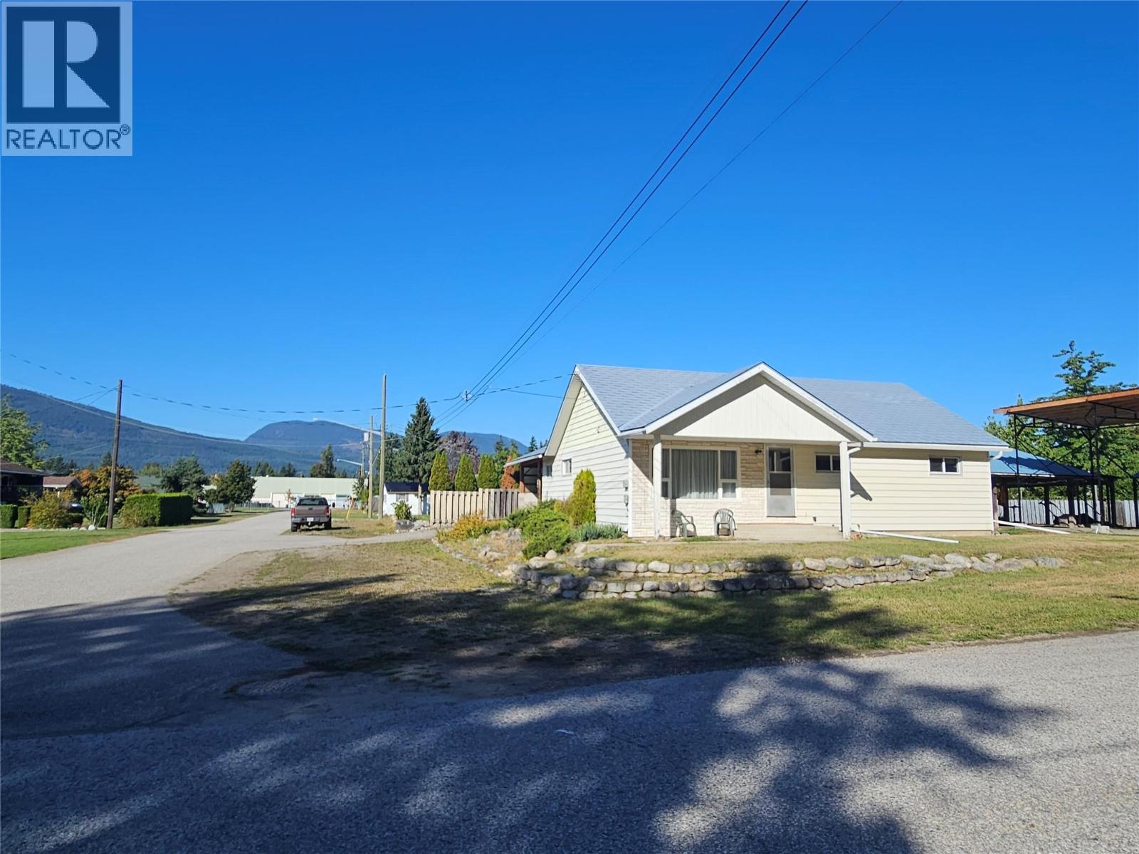 301 5TH Street NW, Nakusp