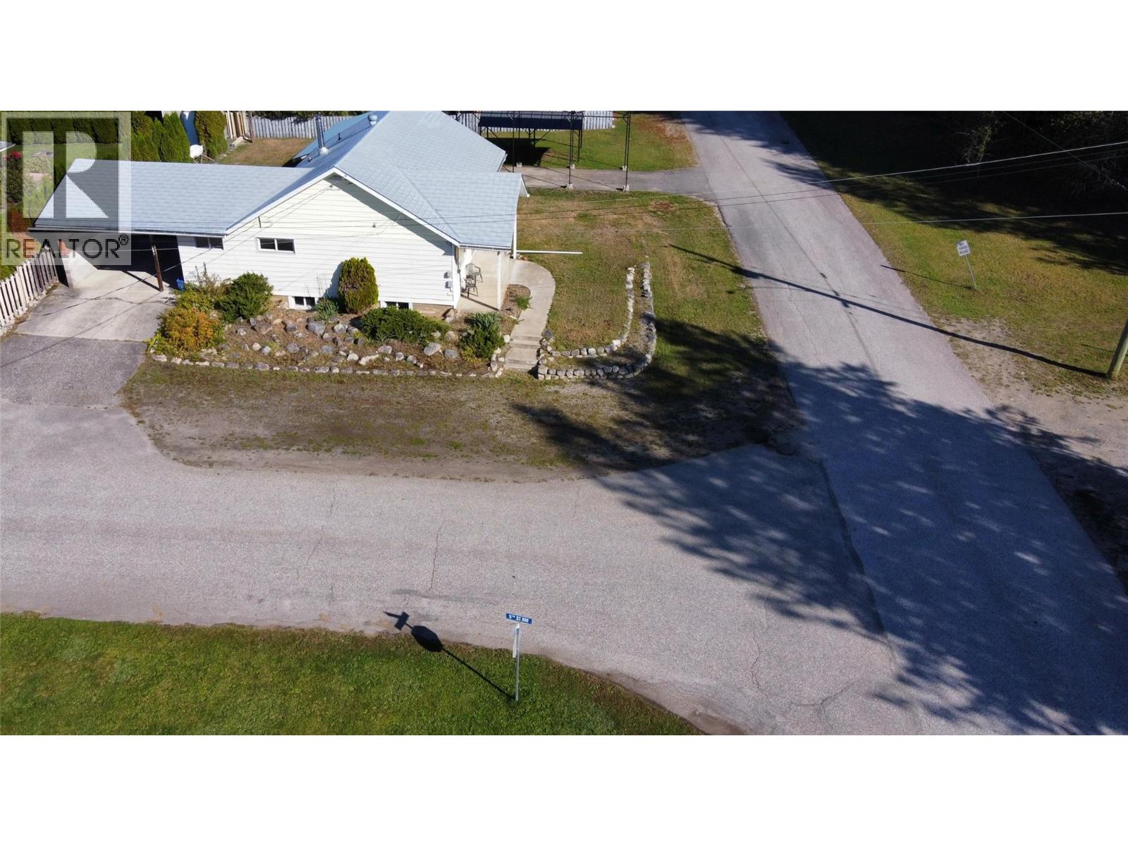 301 5TH Street NW, Nakusp