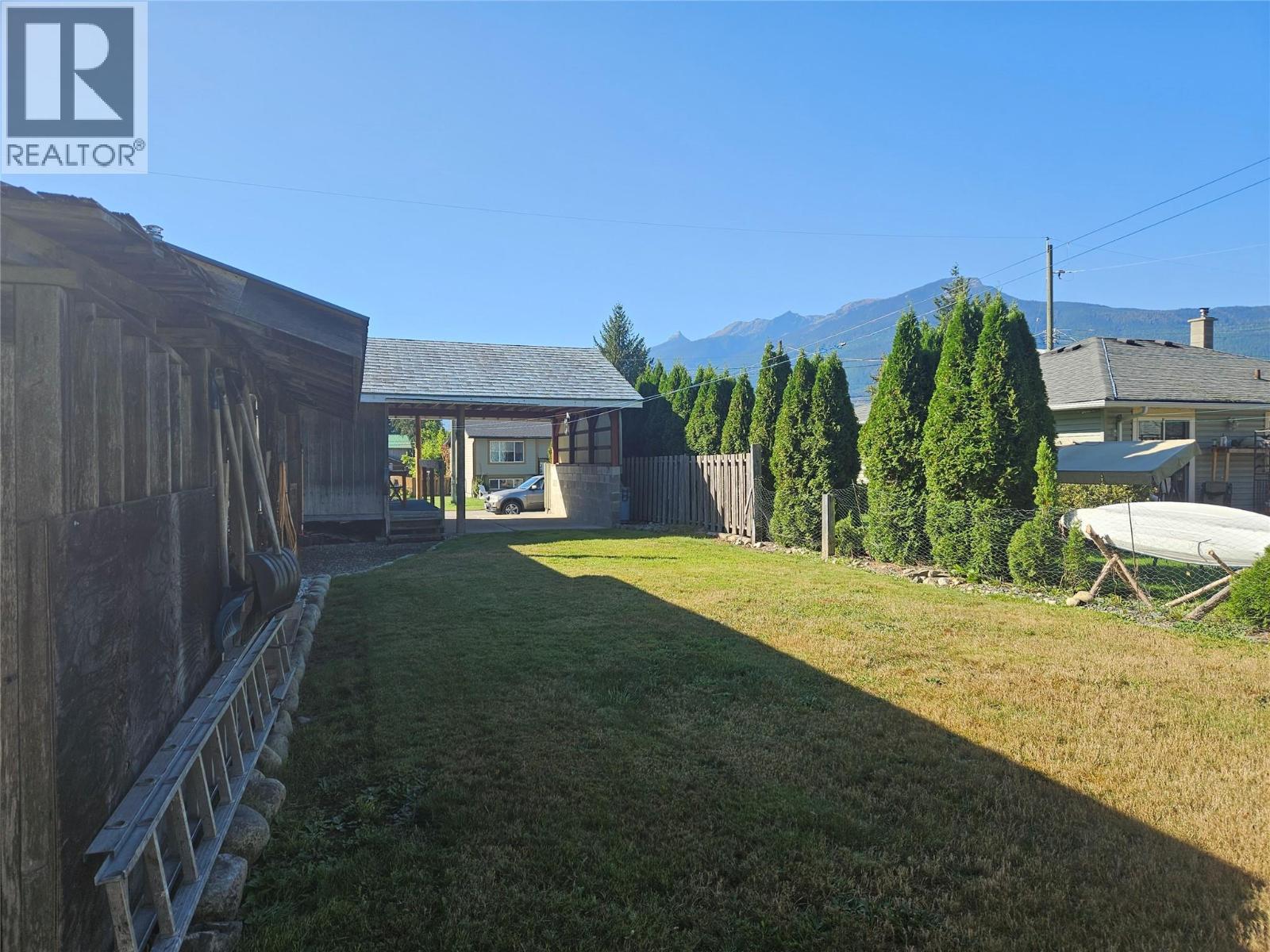 301 5TH Street NW, Nakusp