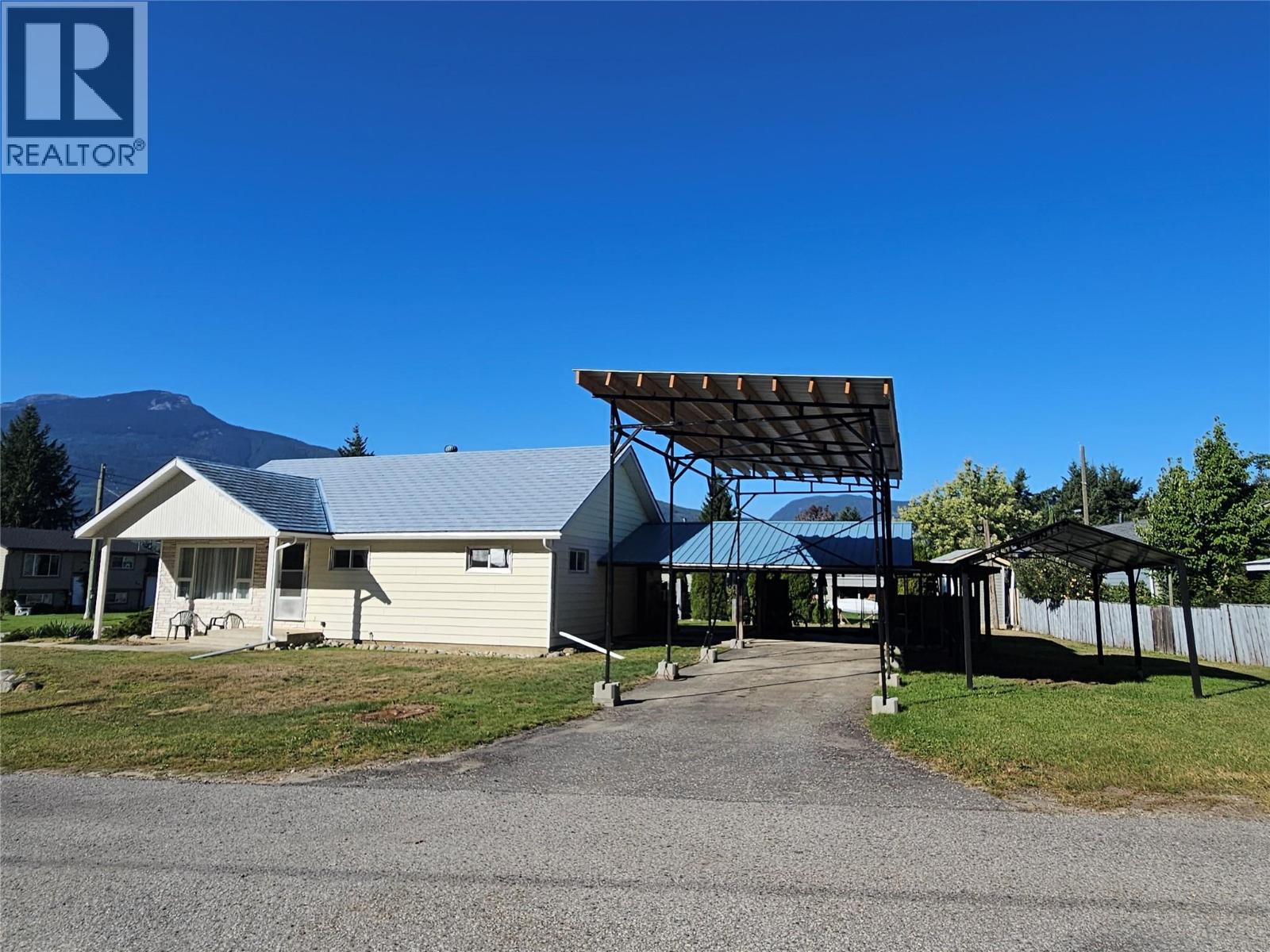 301 5TH Street NW, Nakusp