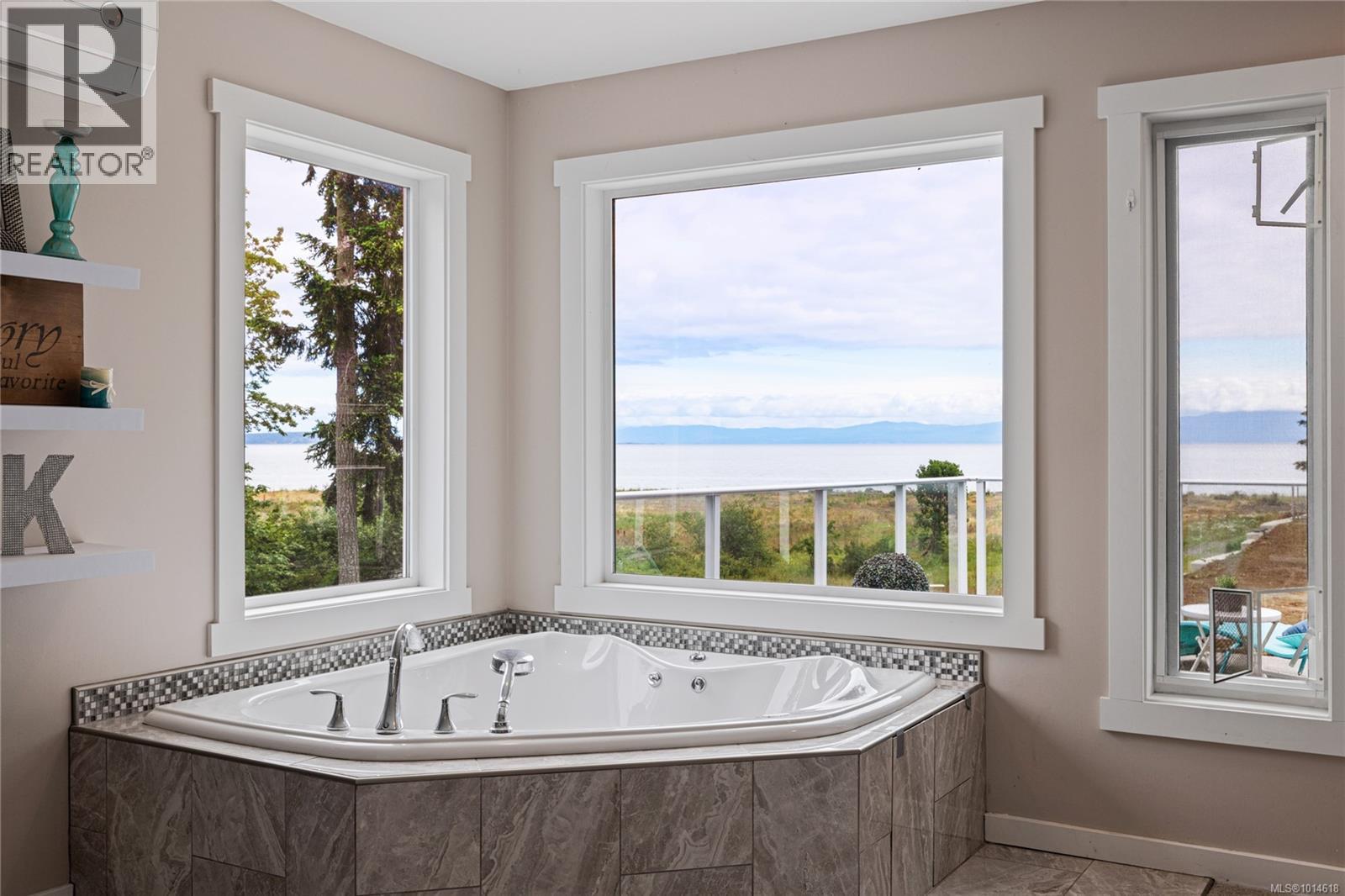 6445 Island Hwy W, Qualicum Beach