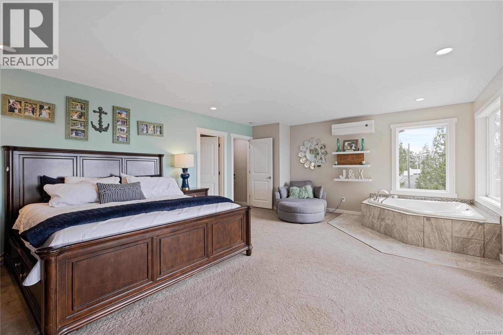 6445 Island Hwy W, Qualicum Beach