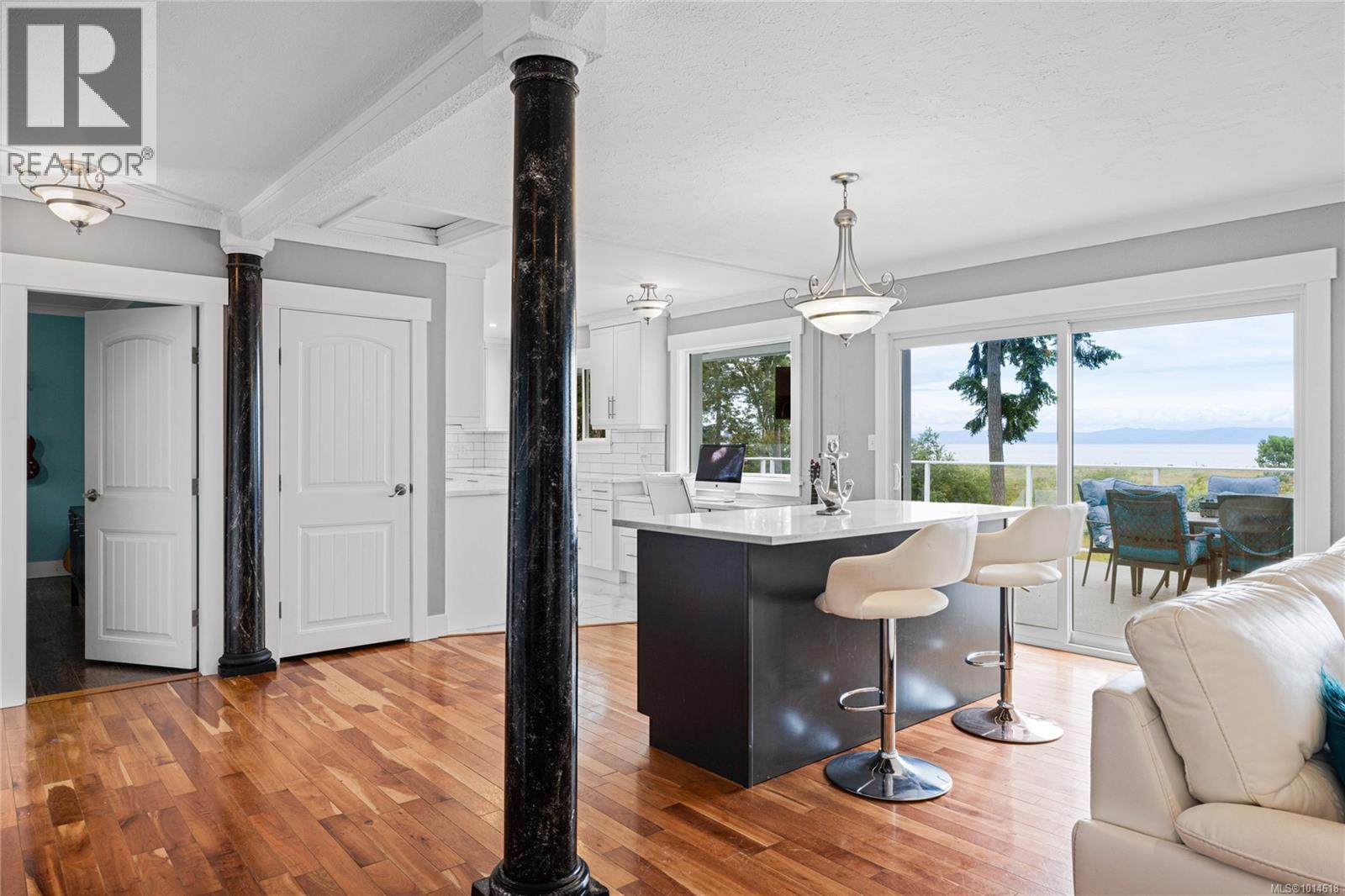 6445 Island Hwy W, Qualicum Beach
