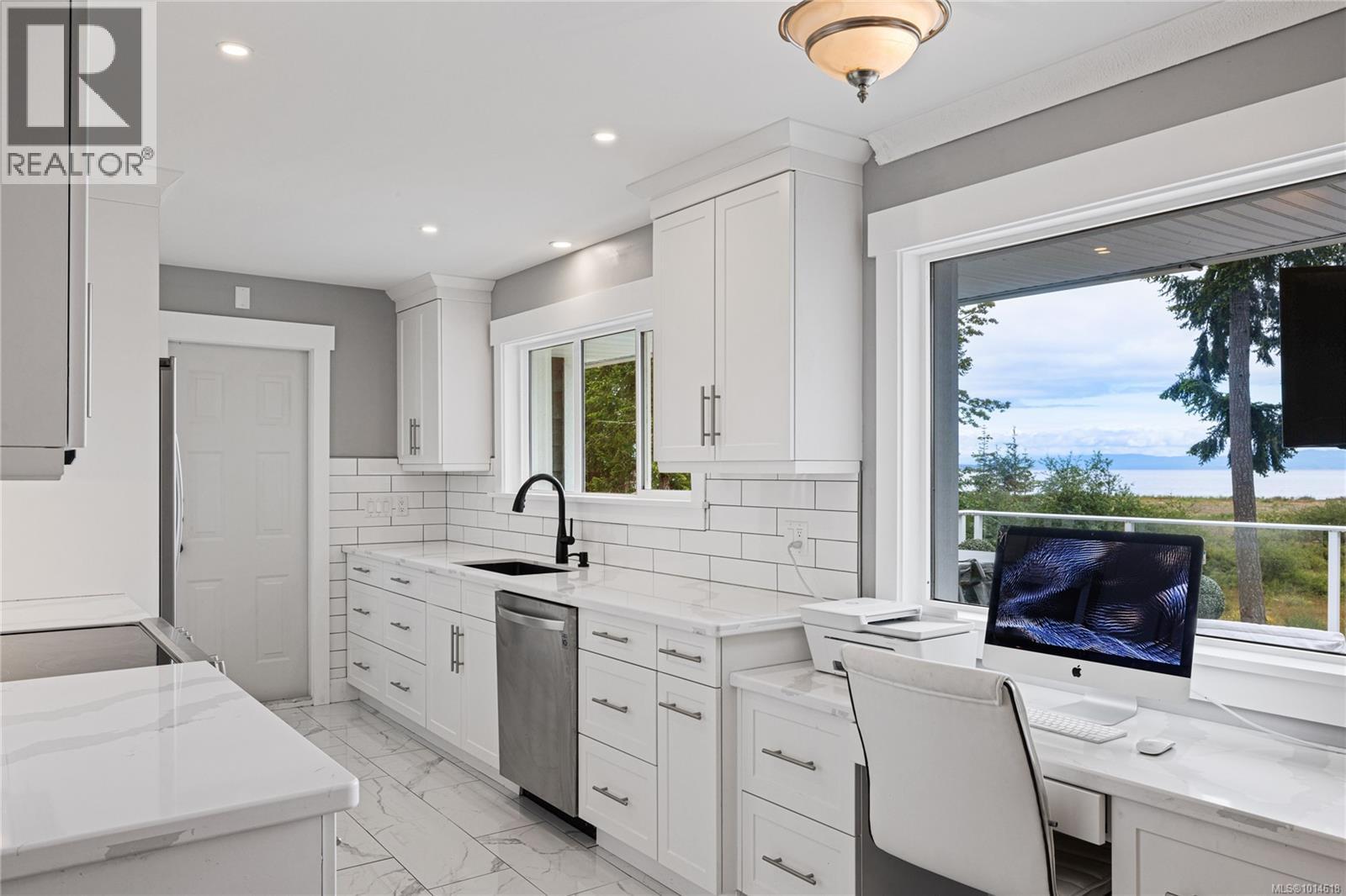 6445 Island Hwy W, Qualicum Beach