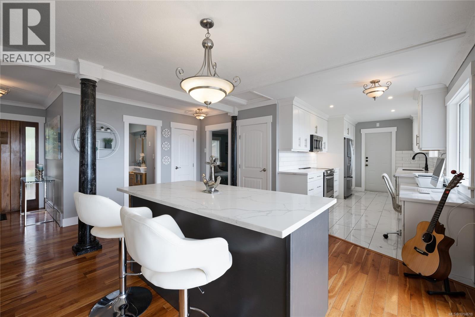 6445 Island Hwy W, Qualicum Beach
