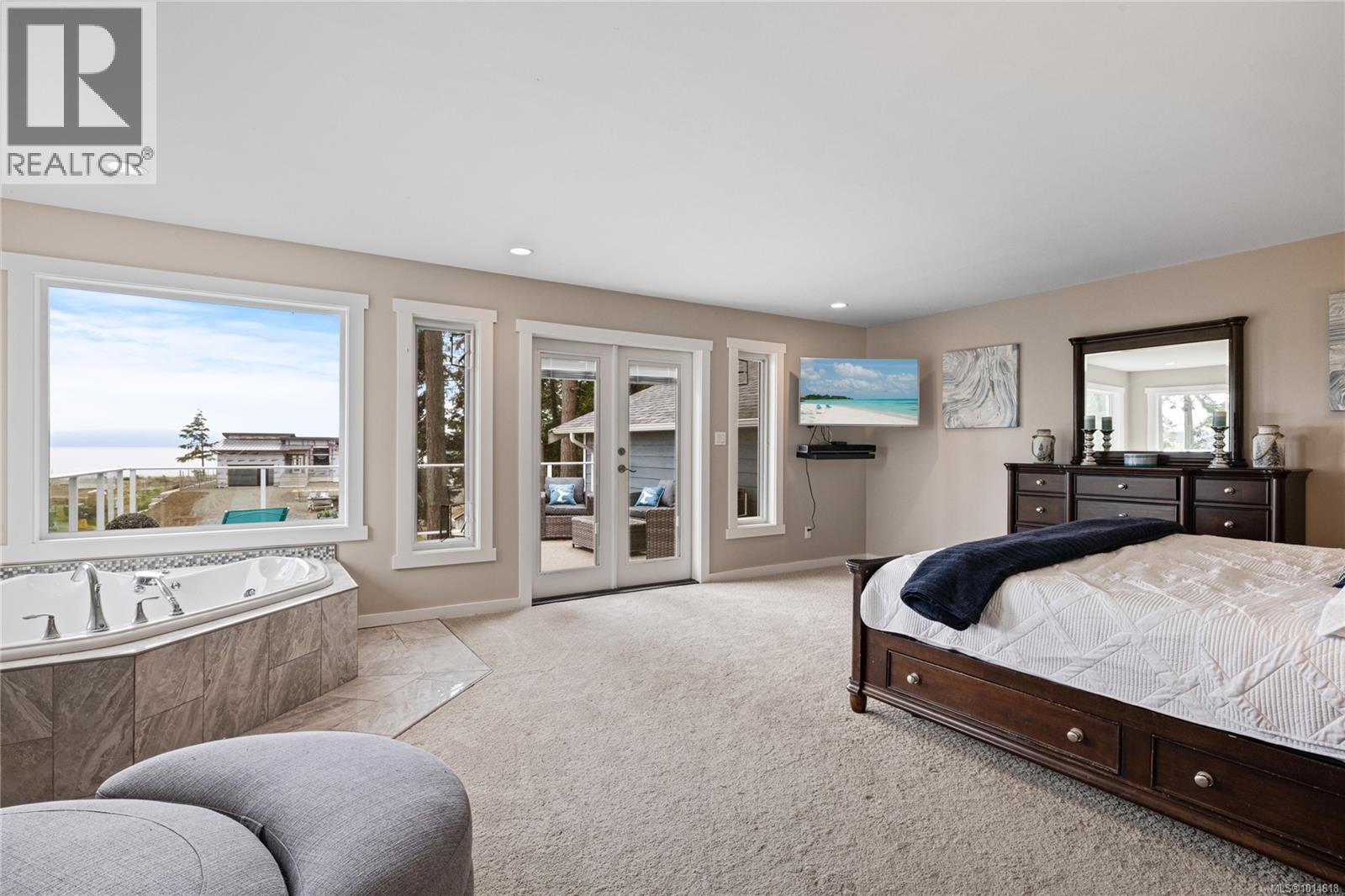 6445 Island Hwy W, Qualicum Beach