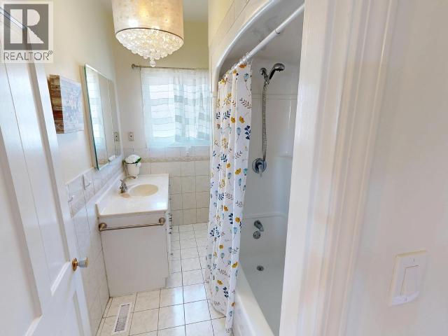 5438 LABURNUM AVE, Powell River